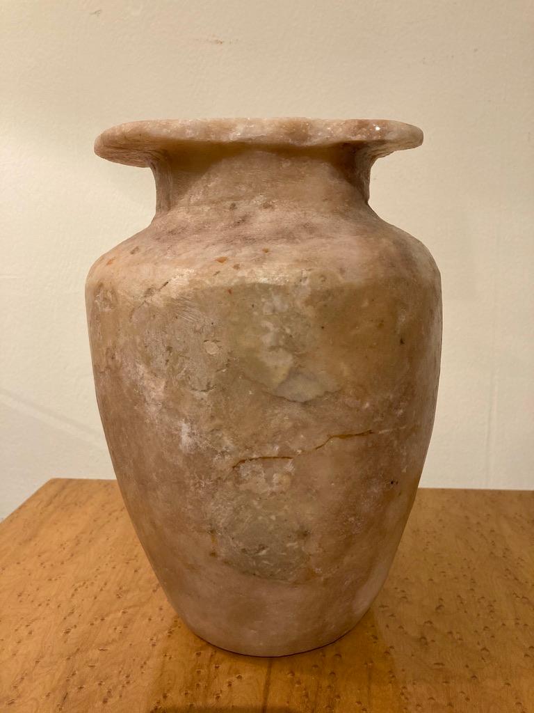 Vaso di stoccaggio in alabastro in stile antico egizio Grand Tour In condizioni buone in vendita a Stamford, CT