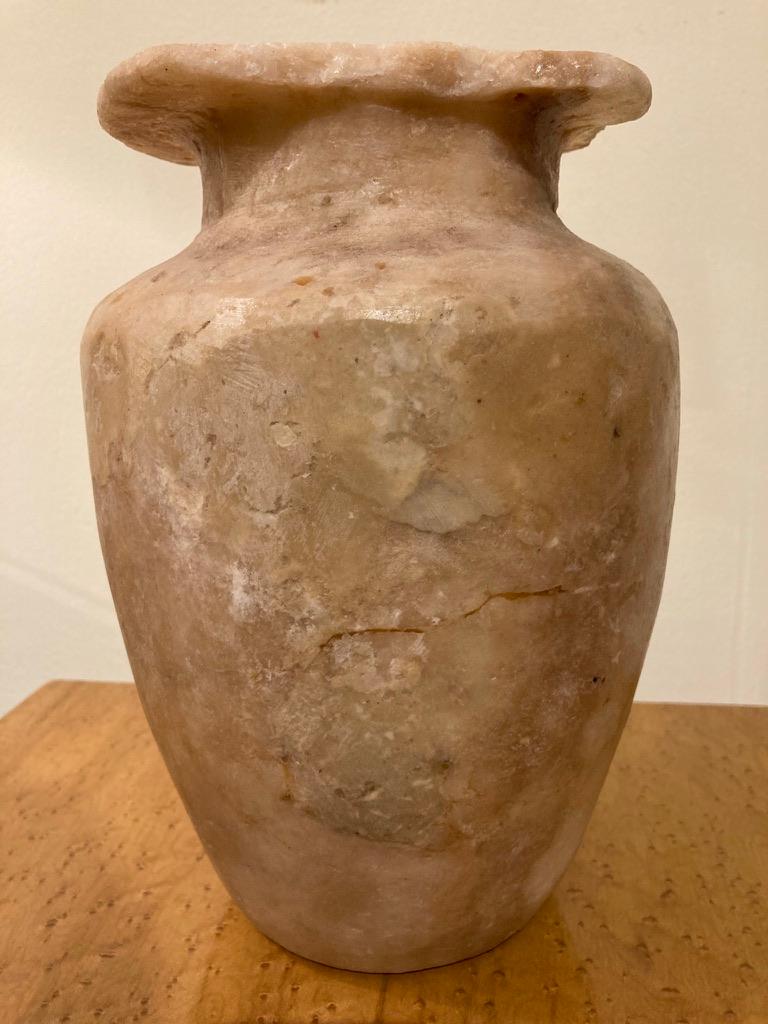 XIX secolo Vaso di stoccaggio in alabastro in stile antico egizio Grand Tour in vendita