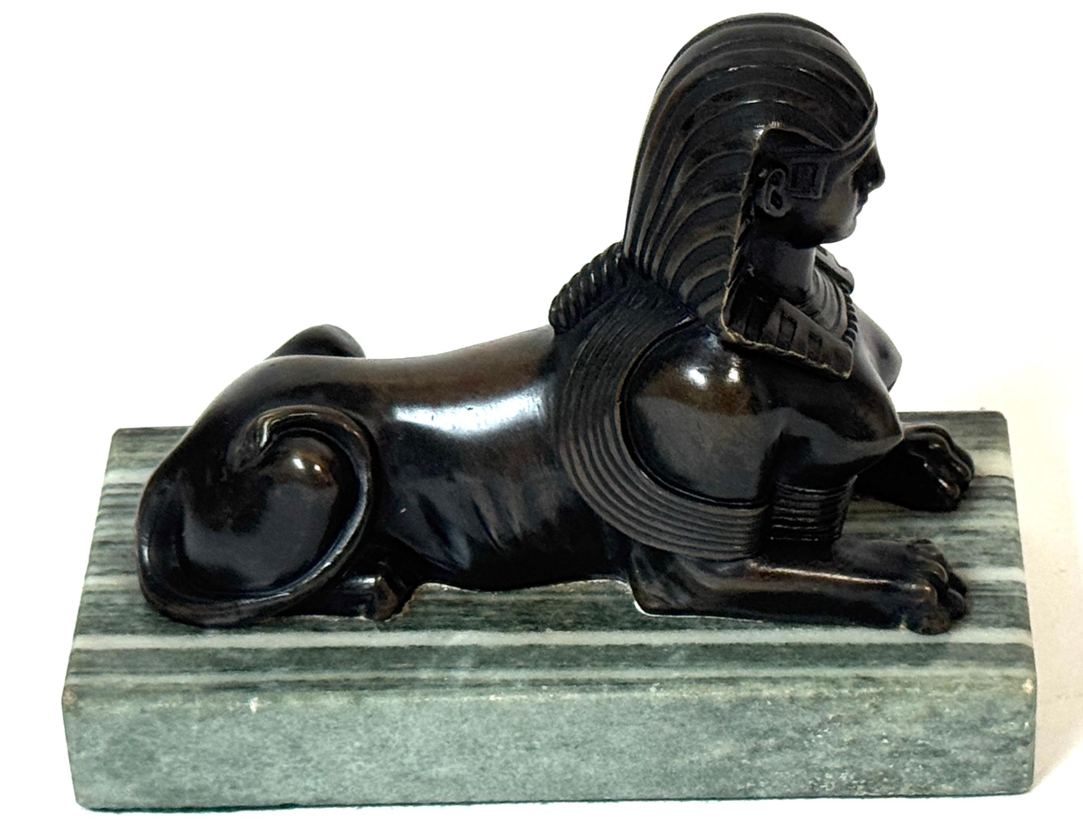 Grand Tour Französisches Bronze-Modell der Sphinx auf Verde Antico Marmorsockel, um 1880 im Angebot 2