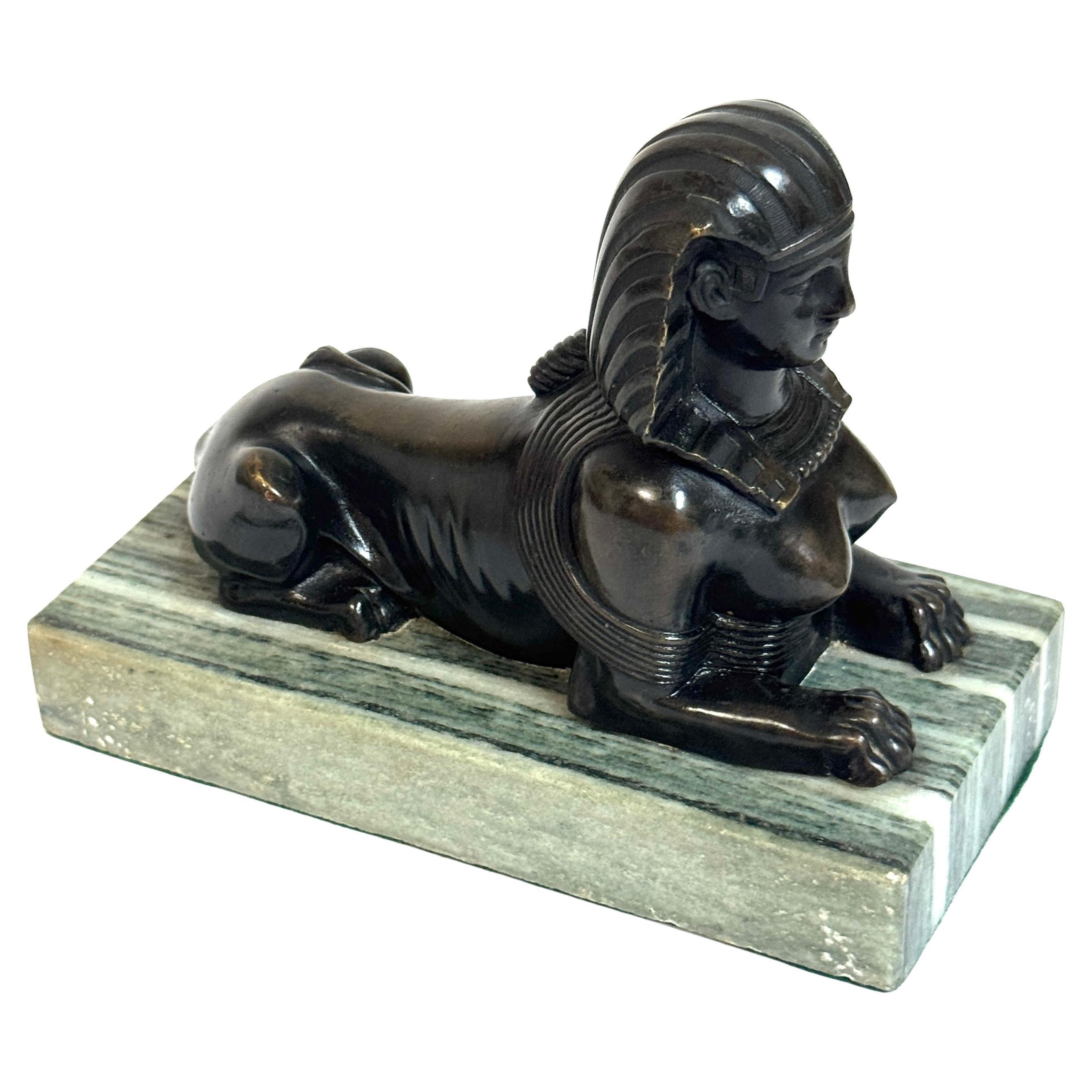Grand Tour Französisches Bronze-Modell der Sphinx auf Verde Antico Marmorsockel, um 1880 im Angebot