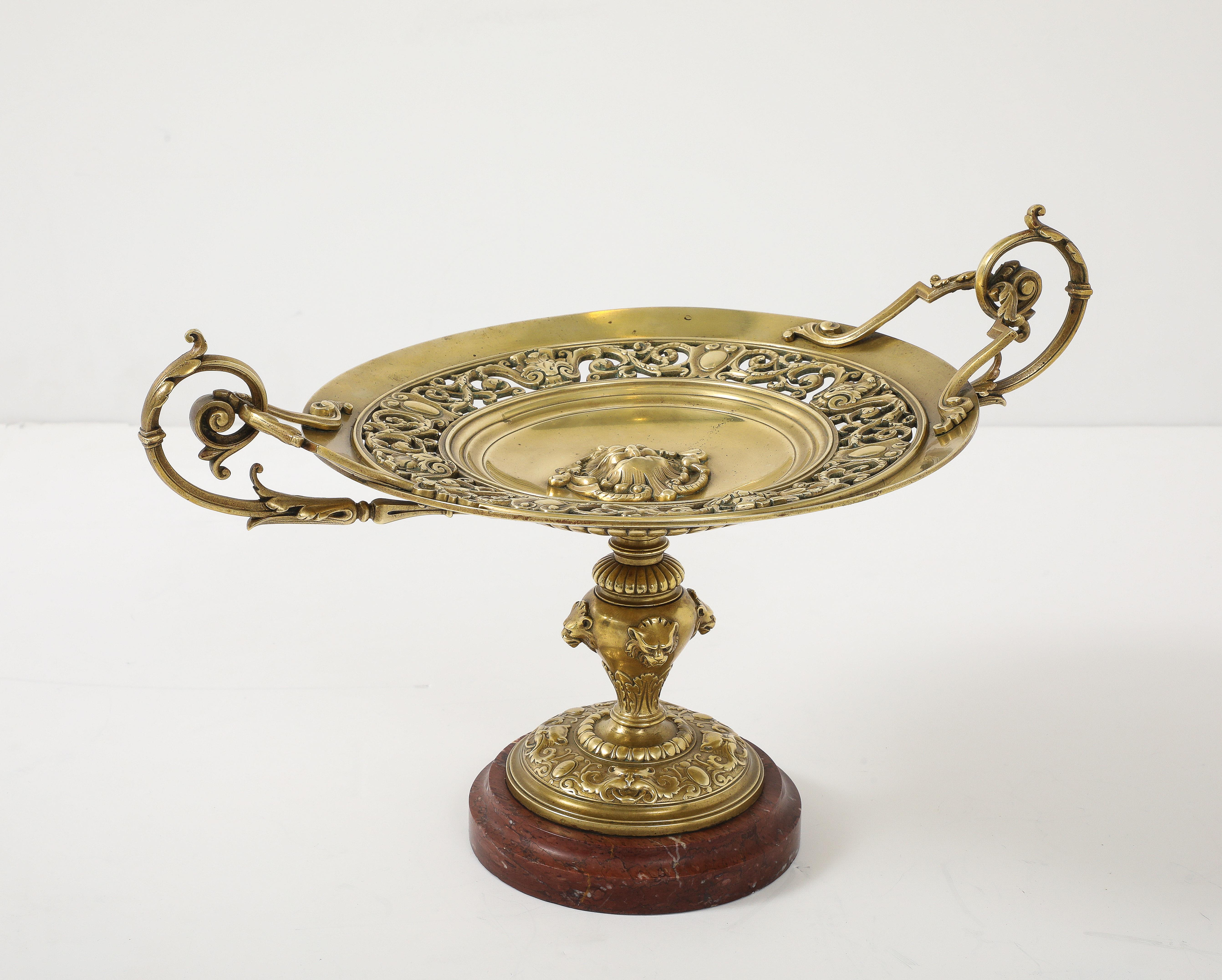 Incredibile tazza francese in bronzo del XIX secolo con base in marmo rosa, in condizioni originali d'epoca con alcuni segni di usura e patina dovuti all'età e all'uso, c'è un po' di usura sul marmo e un'usura minore sul bronzo.