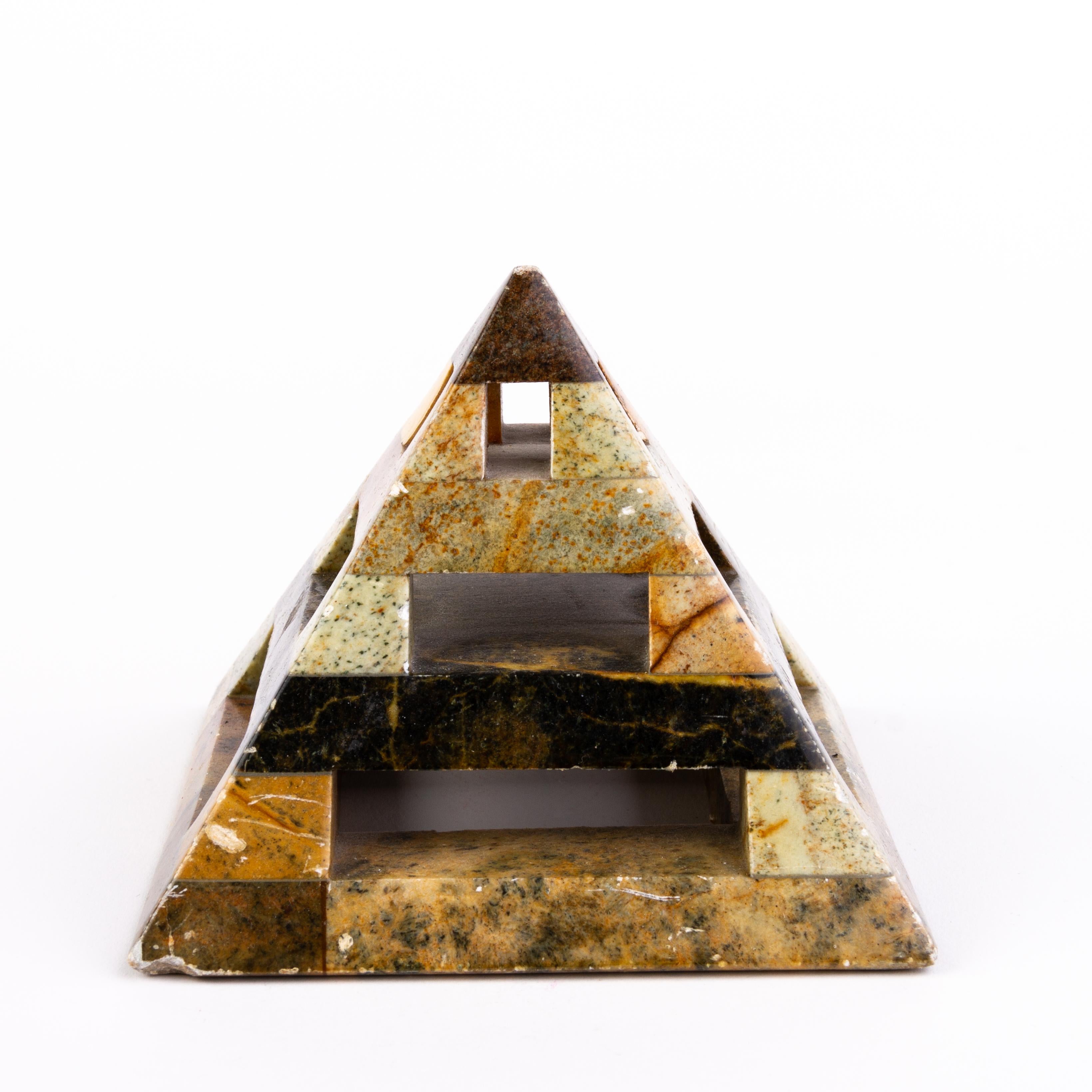 In good condition
From a private collection
Free international shipping
Grand Tour Geode Specimen Pyramid Desk Paperweight 