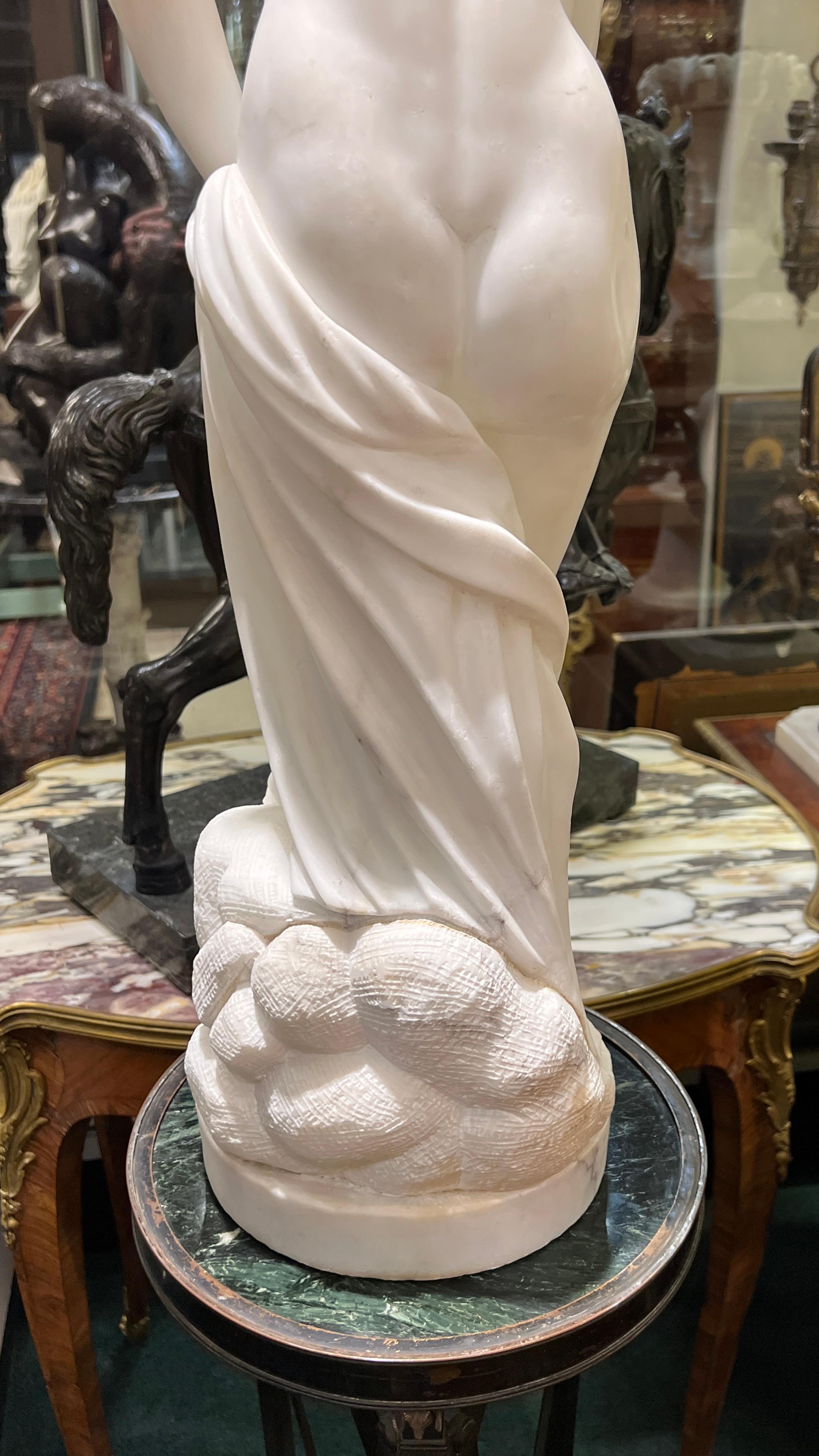 Figure italienne en albâtre d'une femme semi-nue se baignant au grand tour en vente 3