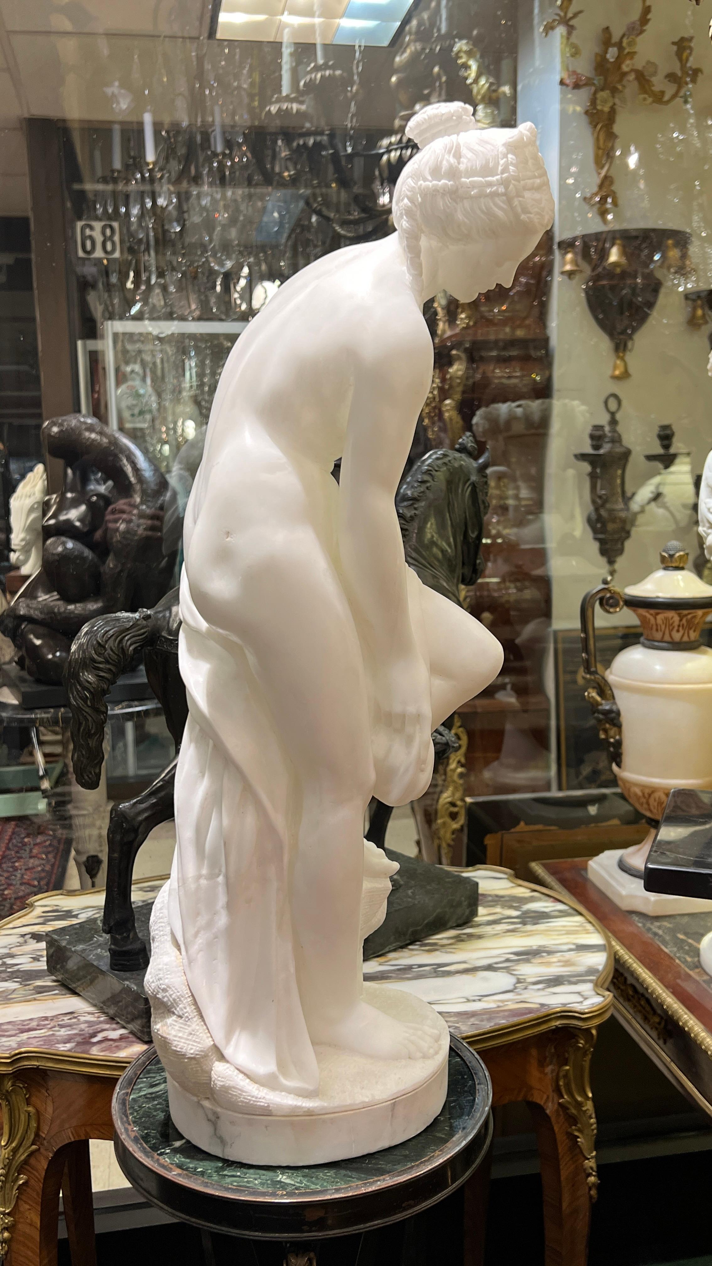 Figure italienne en albâtre d'une femme semi-nue se baignant au grand tour en vente 5