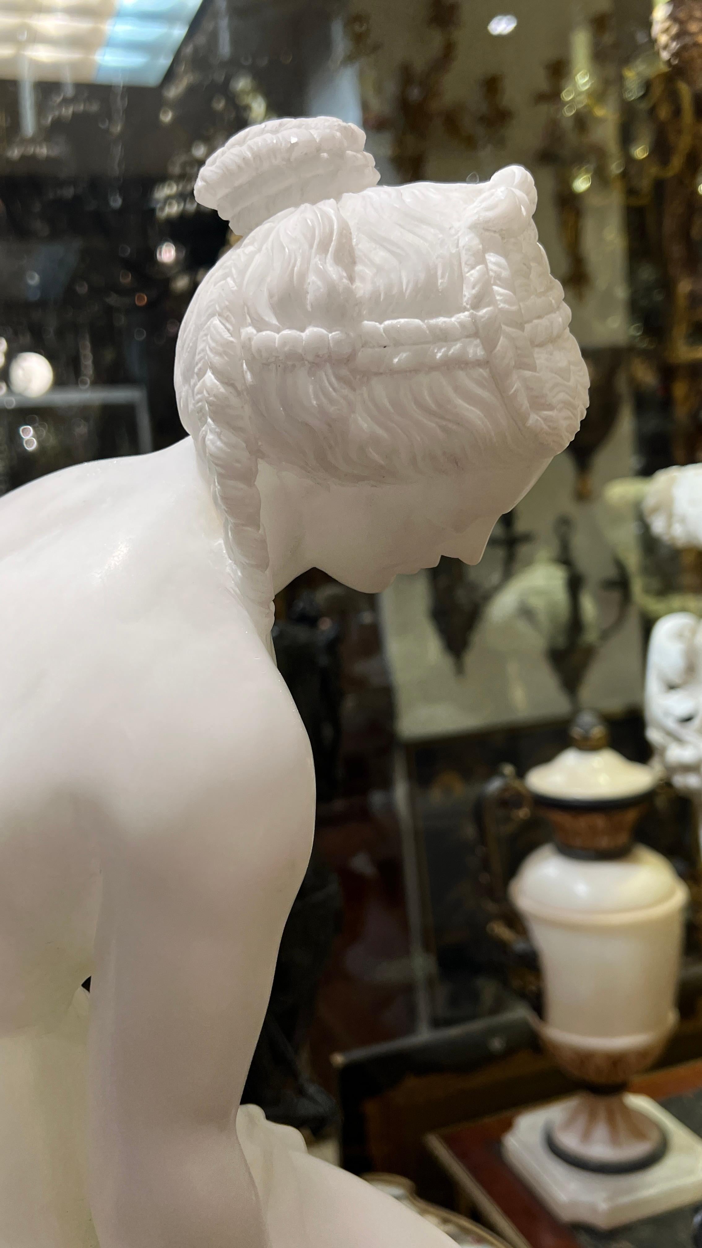 Figure italienne en albâtre d'une femme semi-nue se baignant au grand tour en vente 6