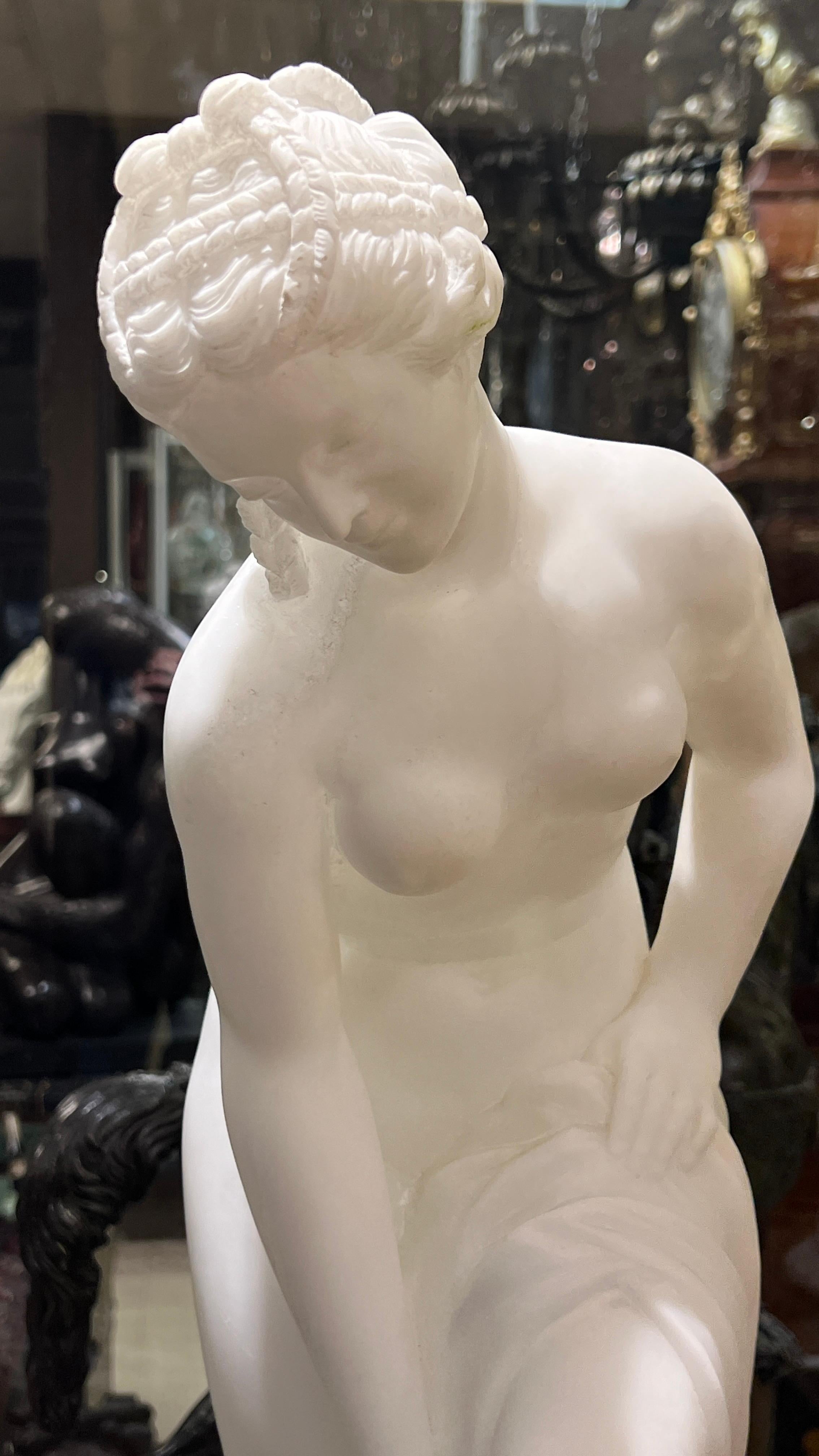 Figure italienne en albâtre d'une femme semi-nue se baignant au grand tour en vente 10