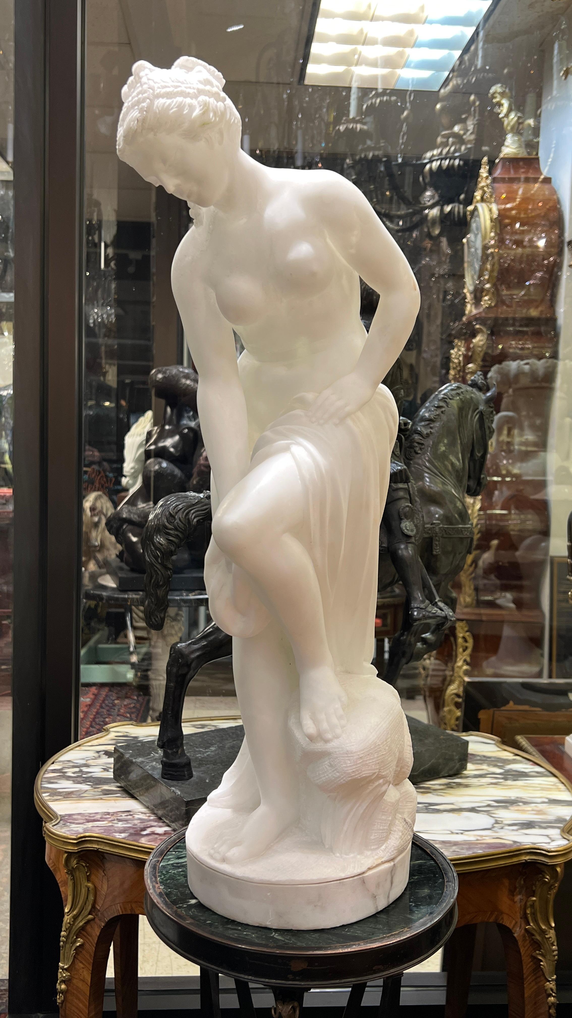 Skulptur, die eine halbnackte Badende im römischen neoklassischen Stil darstellt, fein gemeißelt aus weißem Alabasterstein.  Offensichtlich unsigniert.
