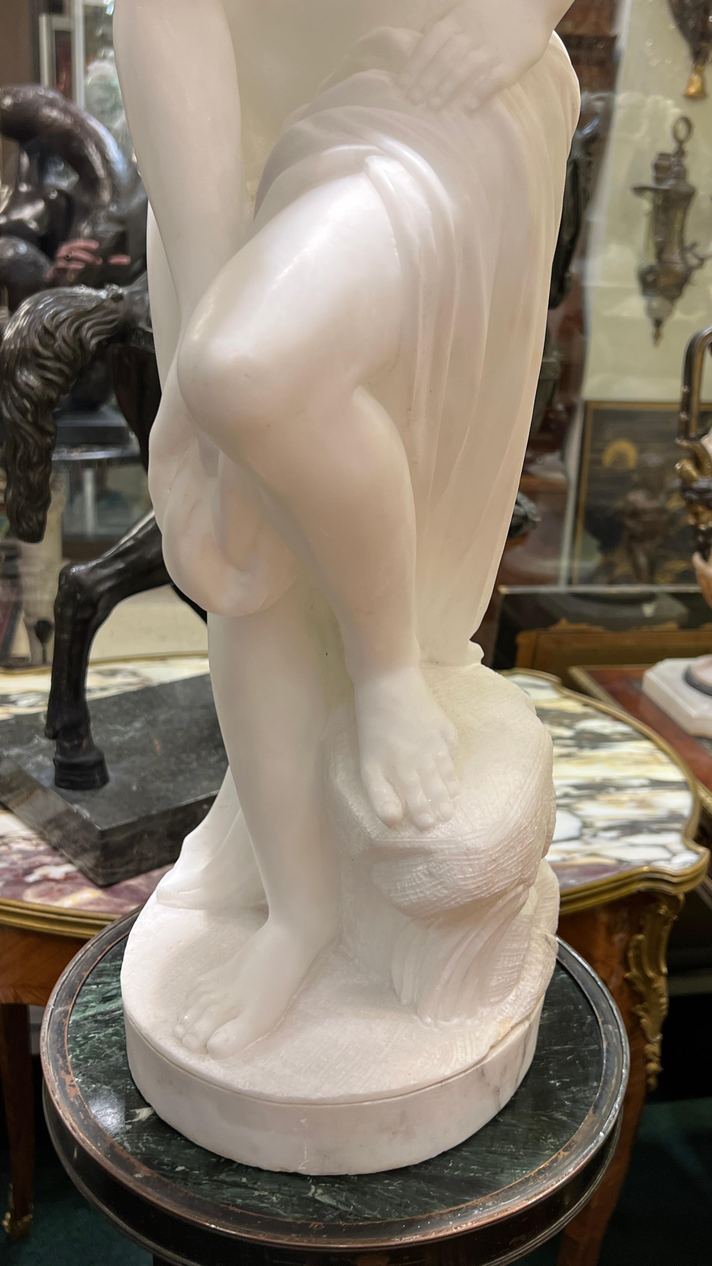 Figure italienne en albâtre d'une femme semi-nue se baignant au grand tour Bon état - En vente à New York, NY