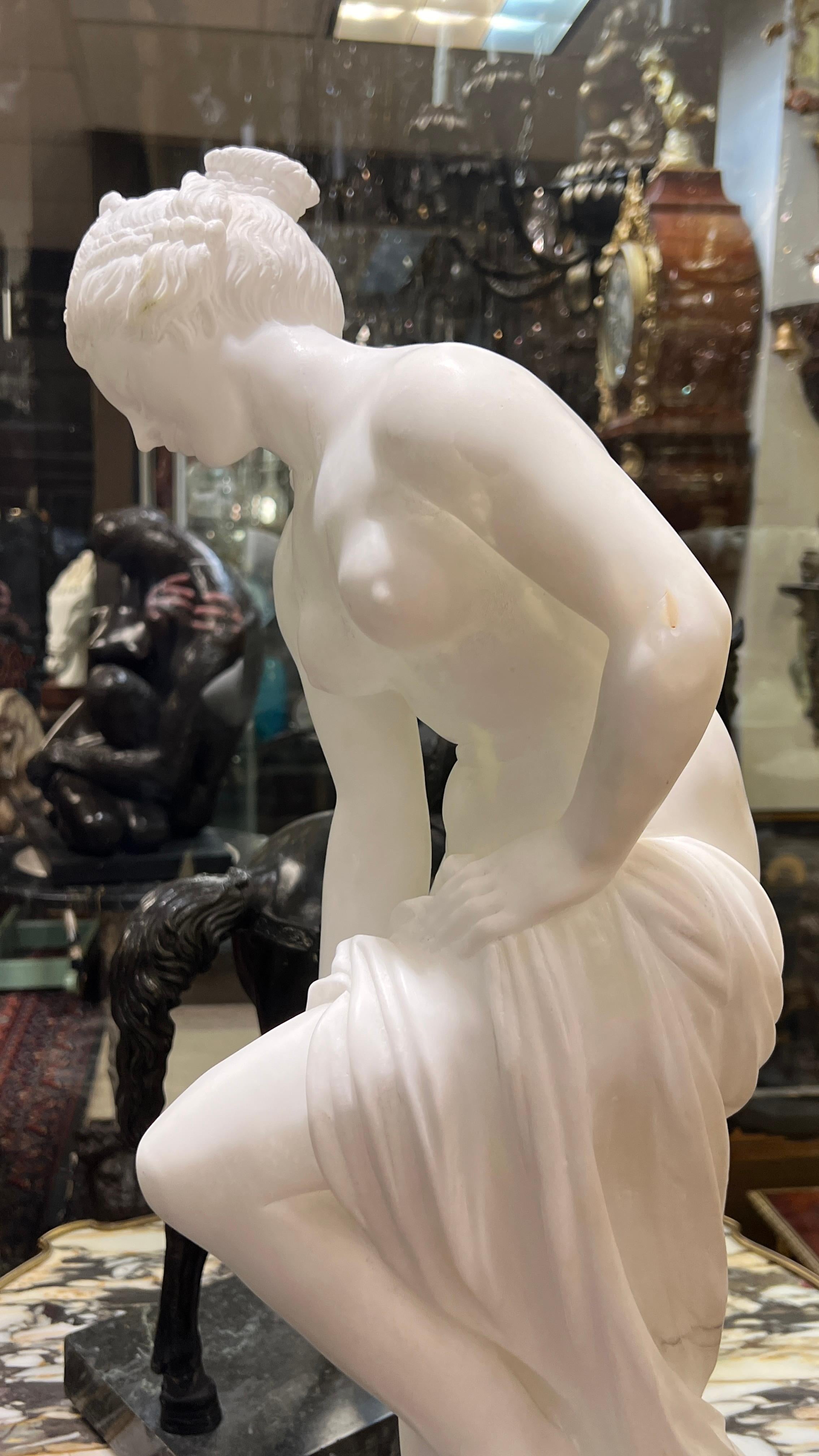 Albâtre Figure italienne en albâtre d'une femme semi-nue se baignant au grand tour en vente