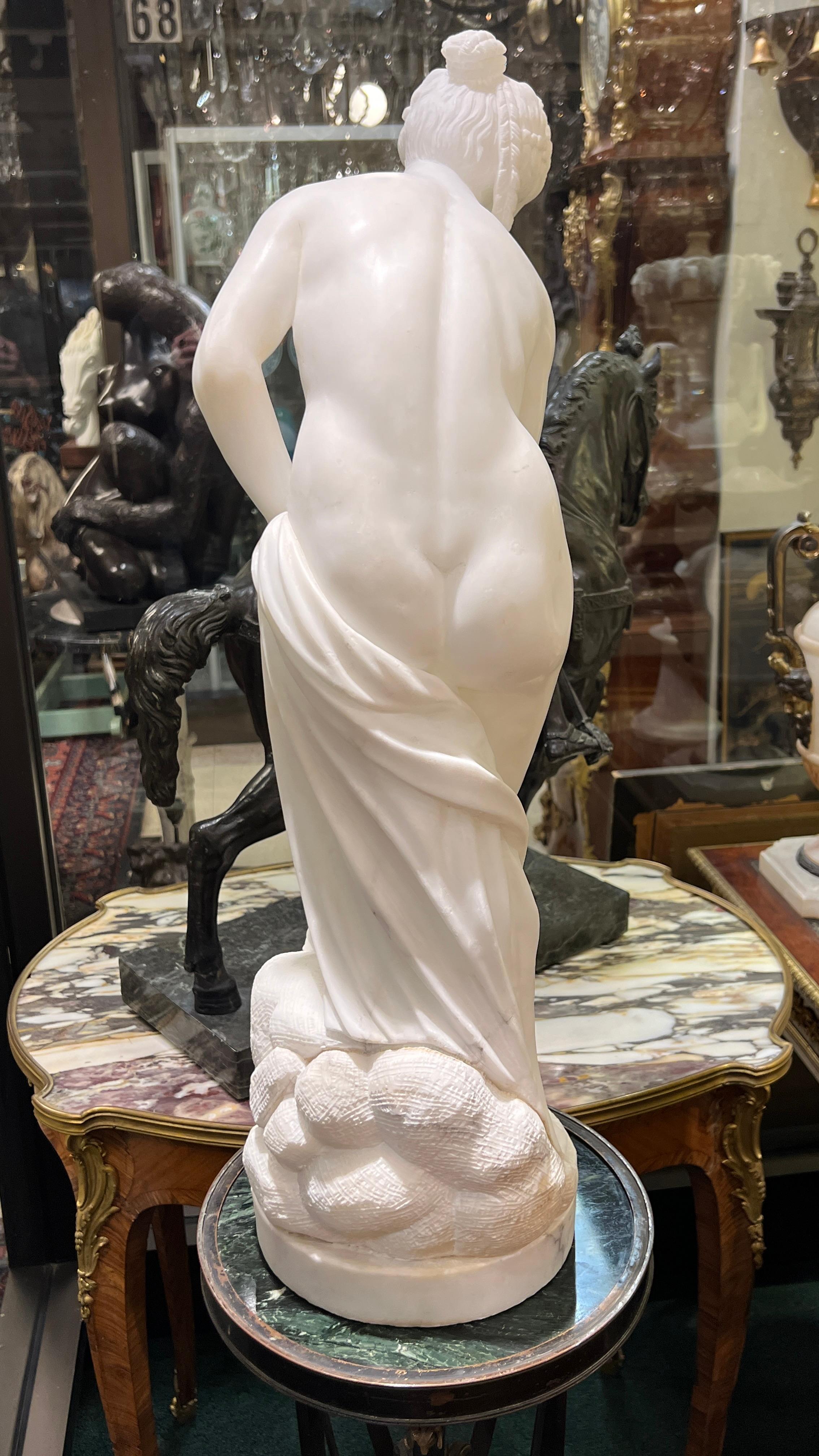Figure italienne en albâtre d'une femme semi-nue se baignant au grand tour en vente 2