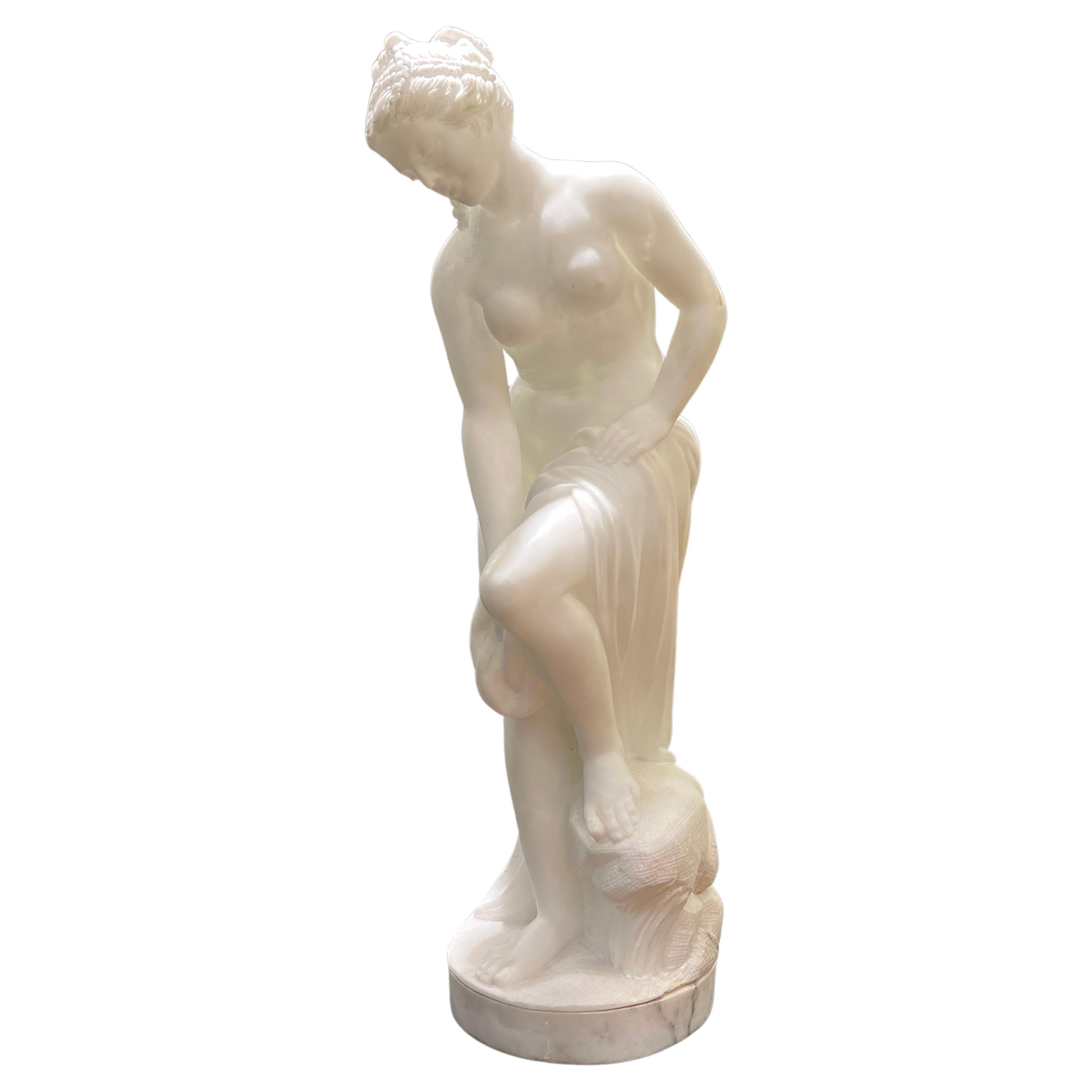 Figure italienne en albâtre d'une femme semi-nue se baignant au grand tour en vente