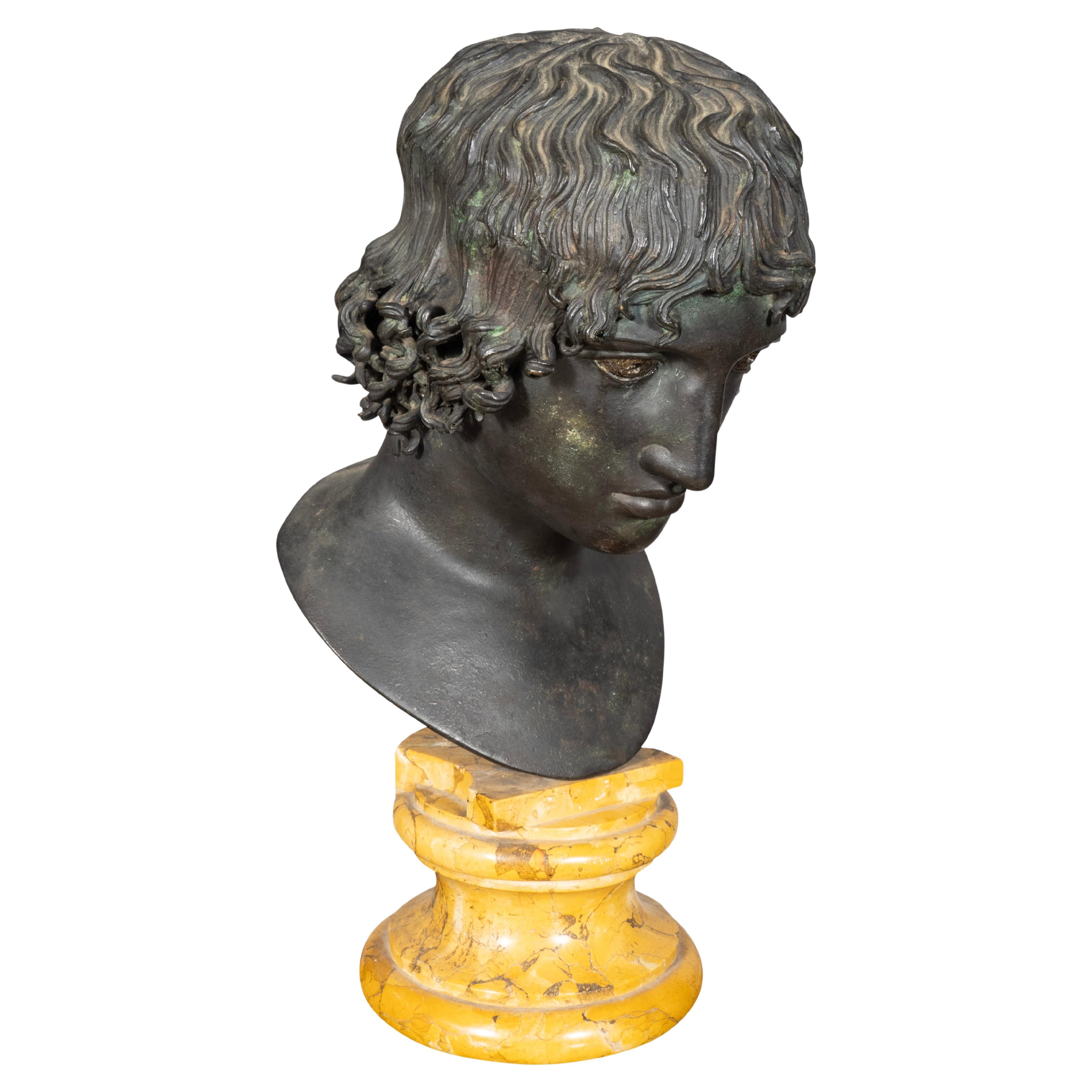Una imagen finamente fundida de Mellephebe, el joven Eros después de la antigüedad. Muy probablemente de la fundición Chiurazzi, Nápoles. Zócalo de mármol siena. El original fue descubierto a mediados del siglo XVIII por Karl Jakob Weber en