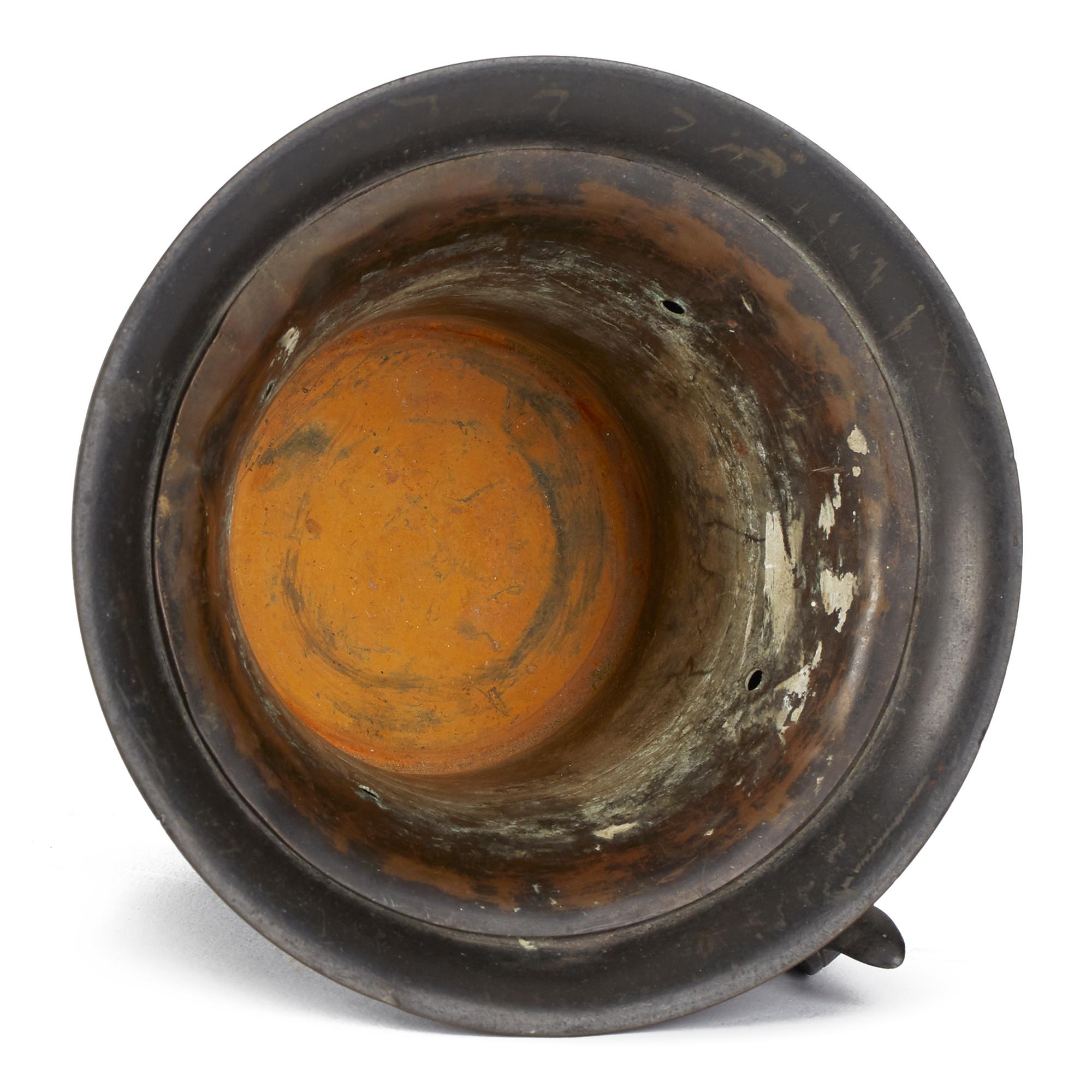 Eine außergewöhnliche Qualität antike Bronze Vase in schweren Relief mit fruchtigen Reben und mit einem Griff an der Seite aus dem 19. Die Vase, die Grand Tour zugeschrieben wird, hat die Form eines Bechers mit einem breiten oberen Rand und einem
