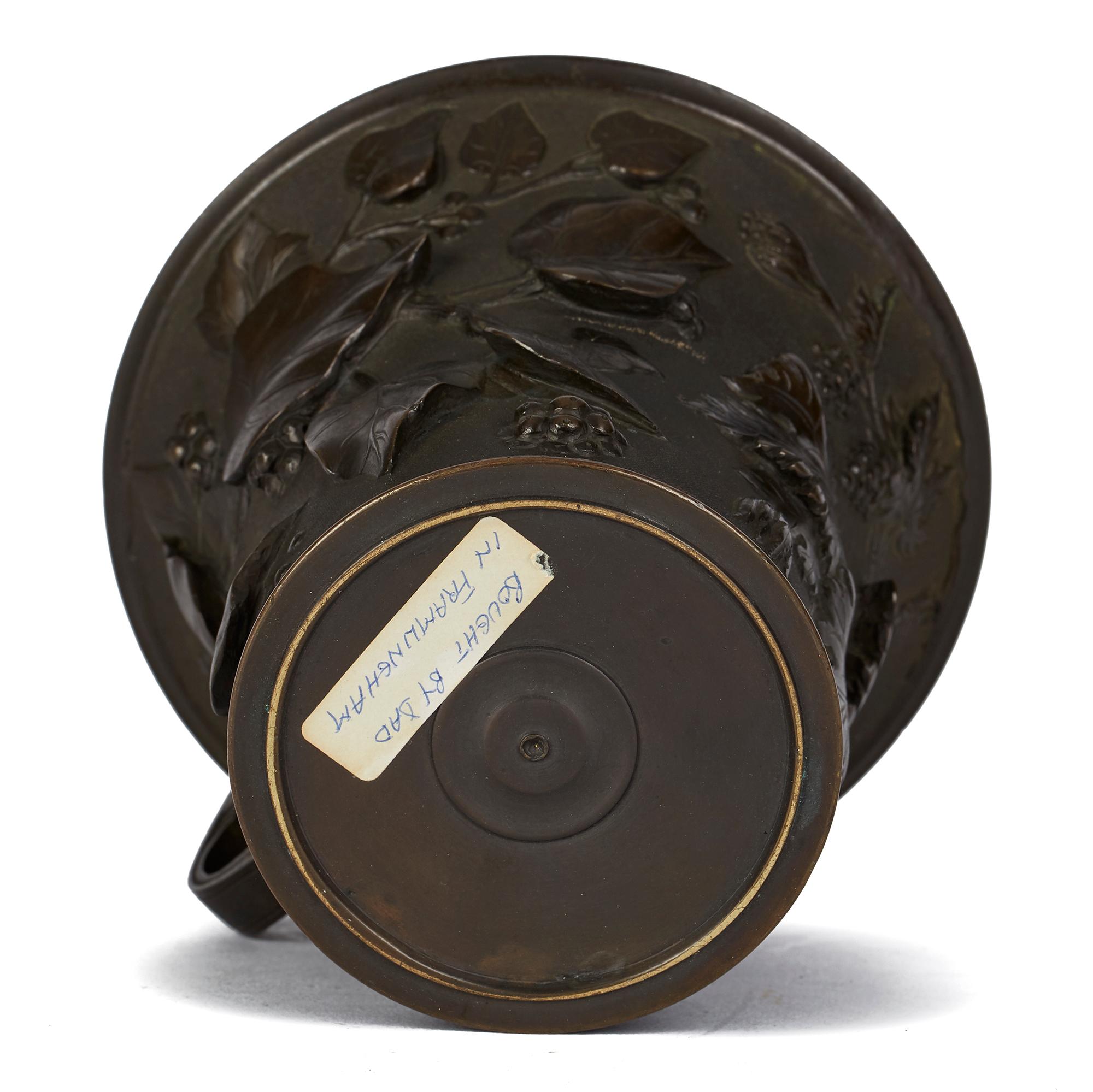 Grand Tour, Italienische Bronzevase mit Schleifenläufern, 19. Jahrhundert (Metallarbeit) im Angebot