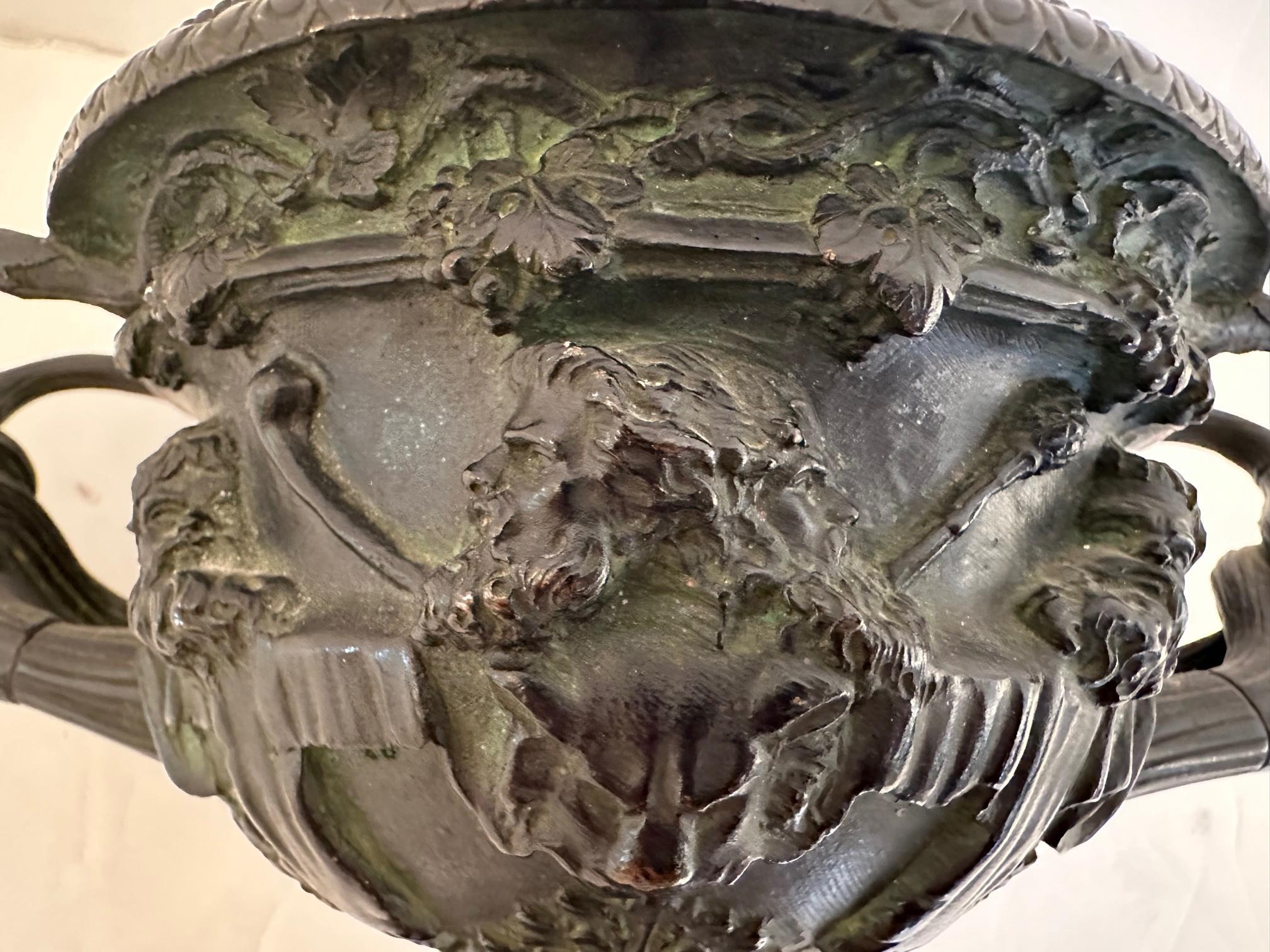 Grand Tour Italienische neoklassizistische Urne aus patinierter Bronze, Warwick-Vase im Zustand „Gut“ im Angebot in Hopewell, NJ