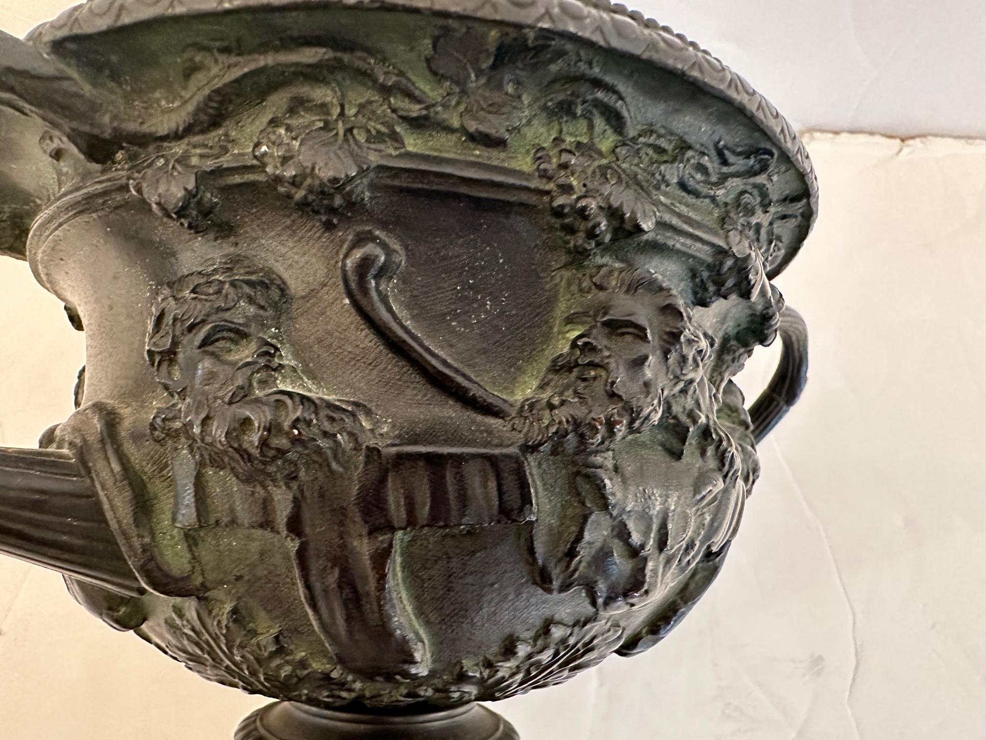 Grand Tour Italienische neoklassizistische Urne aus patinierter Bronze, Warwick-Vase im Angebot 1