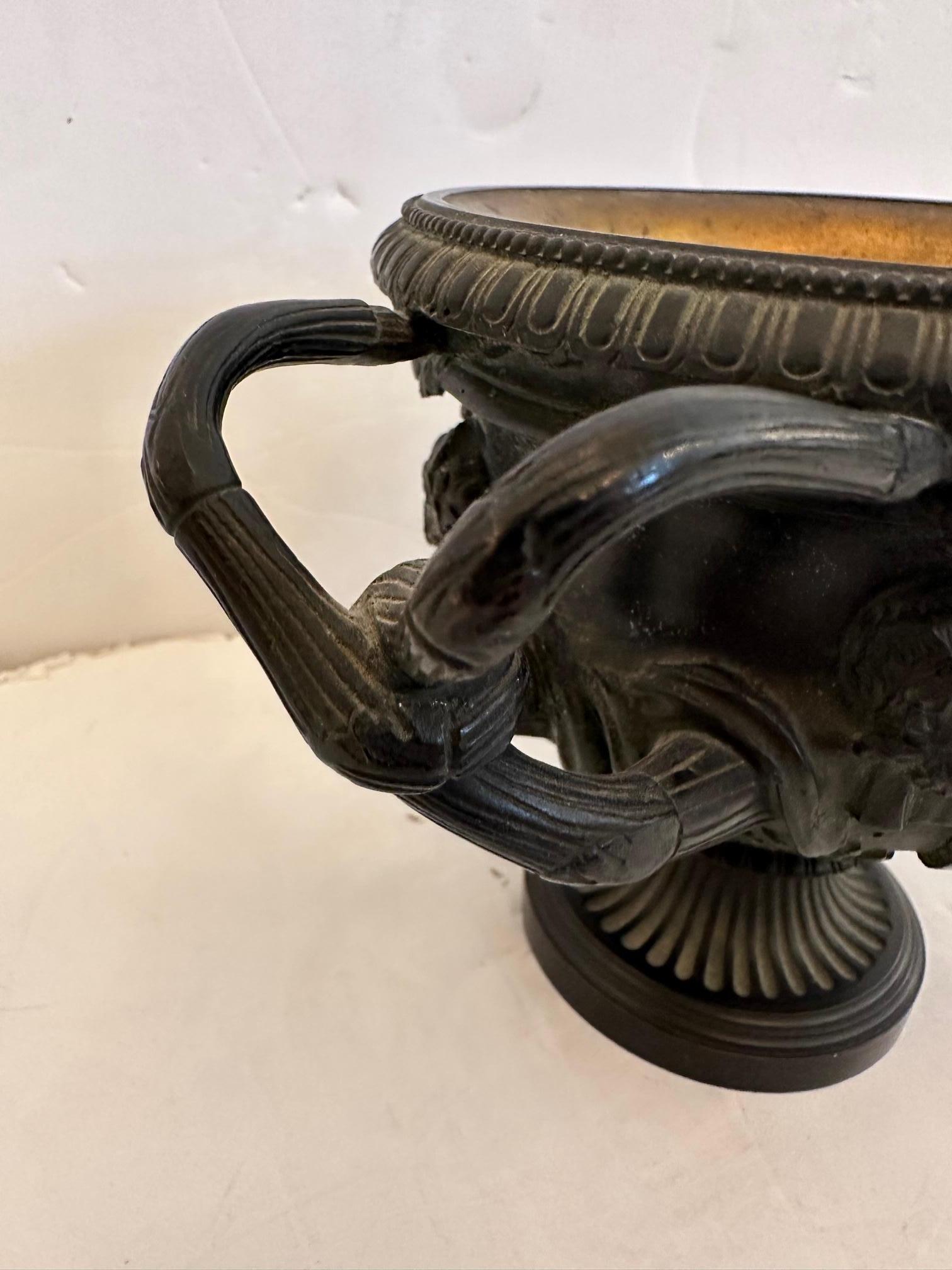 Grand Tour Italienische neoklassizistische Urne aus patinierter Bronze, Warwick-Vase im Angebot 2