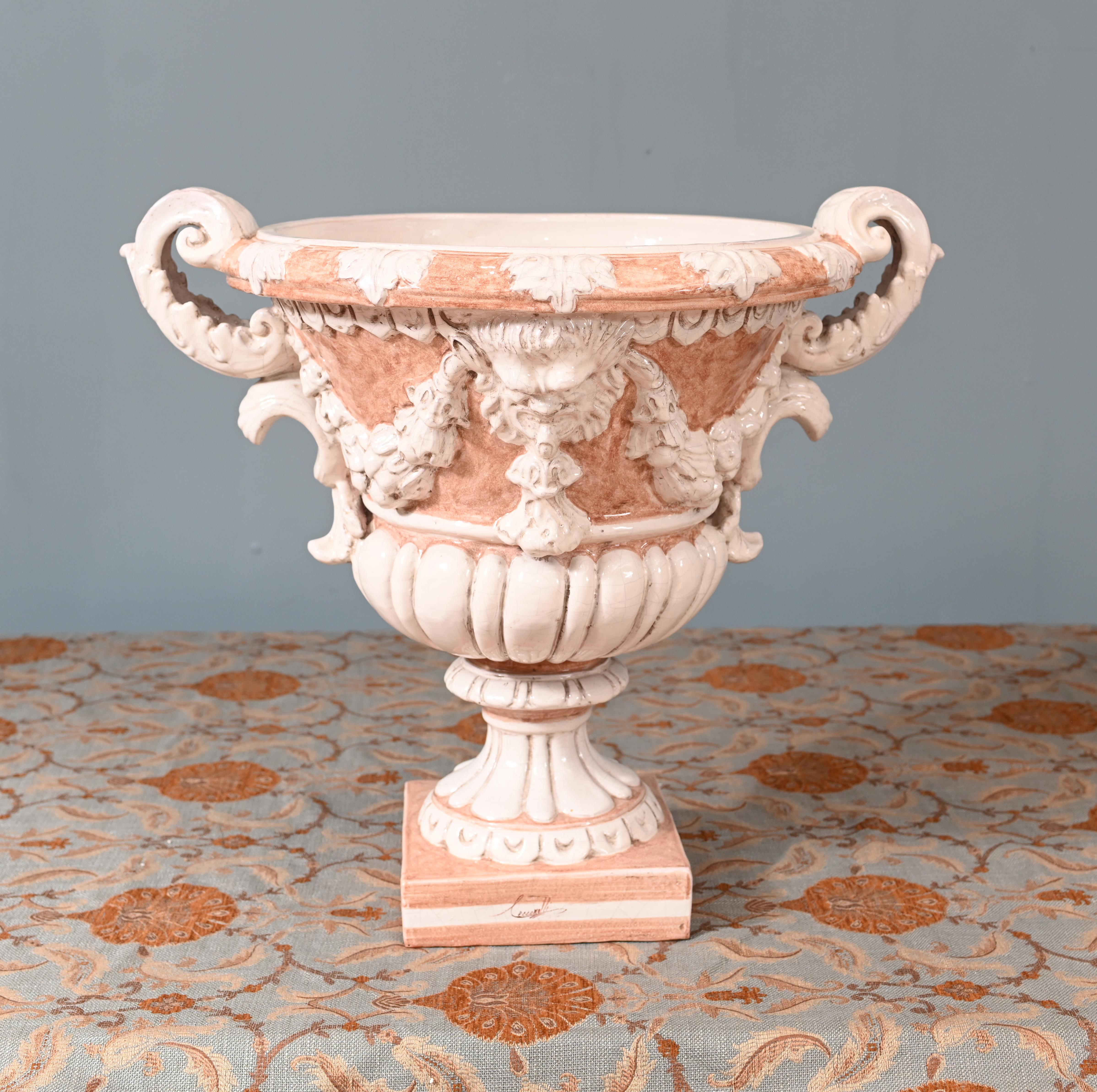 Stai visualizzando un'urna o una fioriera classica italiana Grand Tour di grande effetto.
Firmato Cecconelli sulla base, si prega di vedere la foto ravvicinata.
Presenta motivi classici caratteristici come la fascia floreale e la maschera grottesca