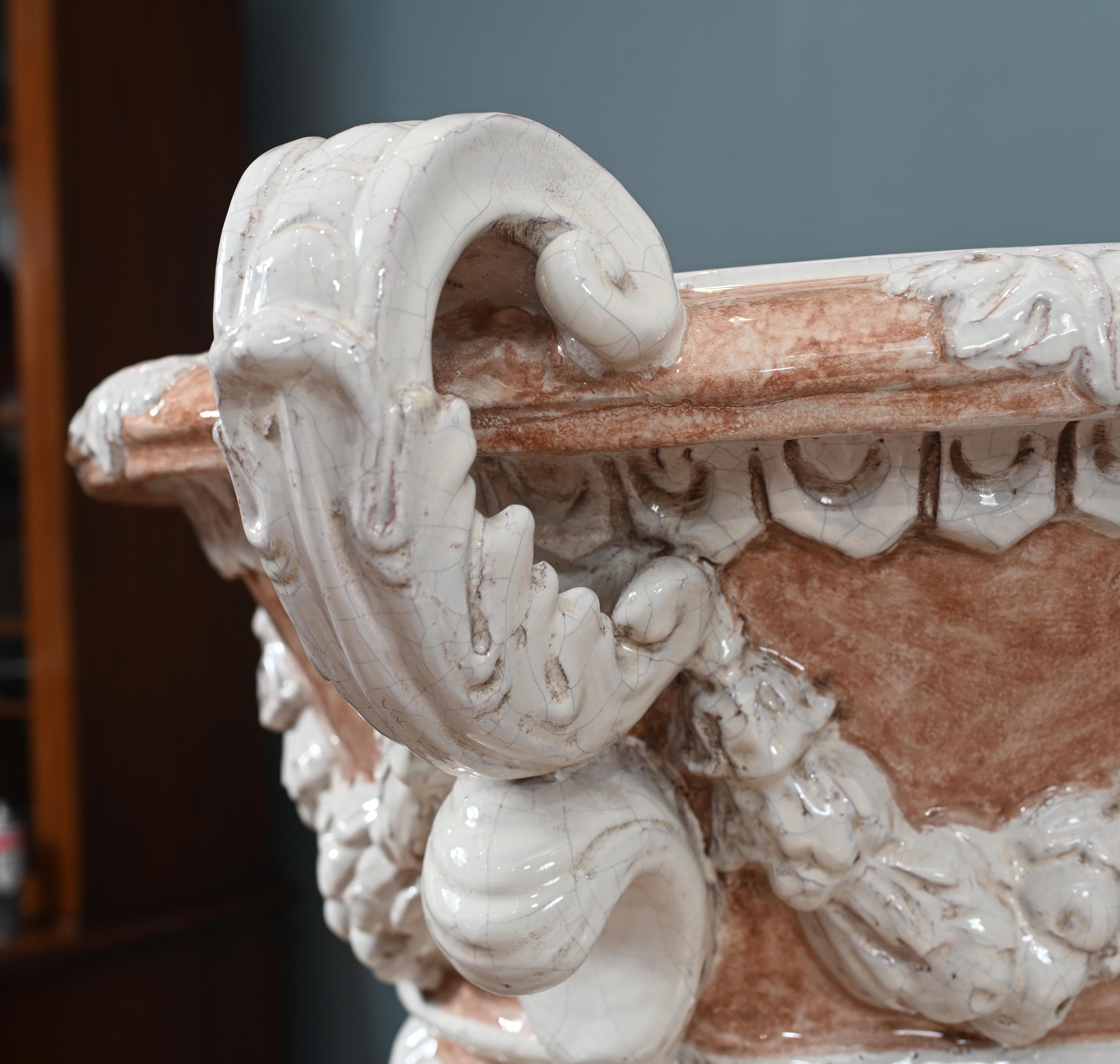 Fioriera italiana Grand Tour Urna in terracotta Jardiniere in vendita 4