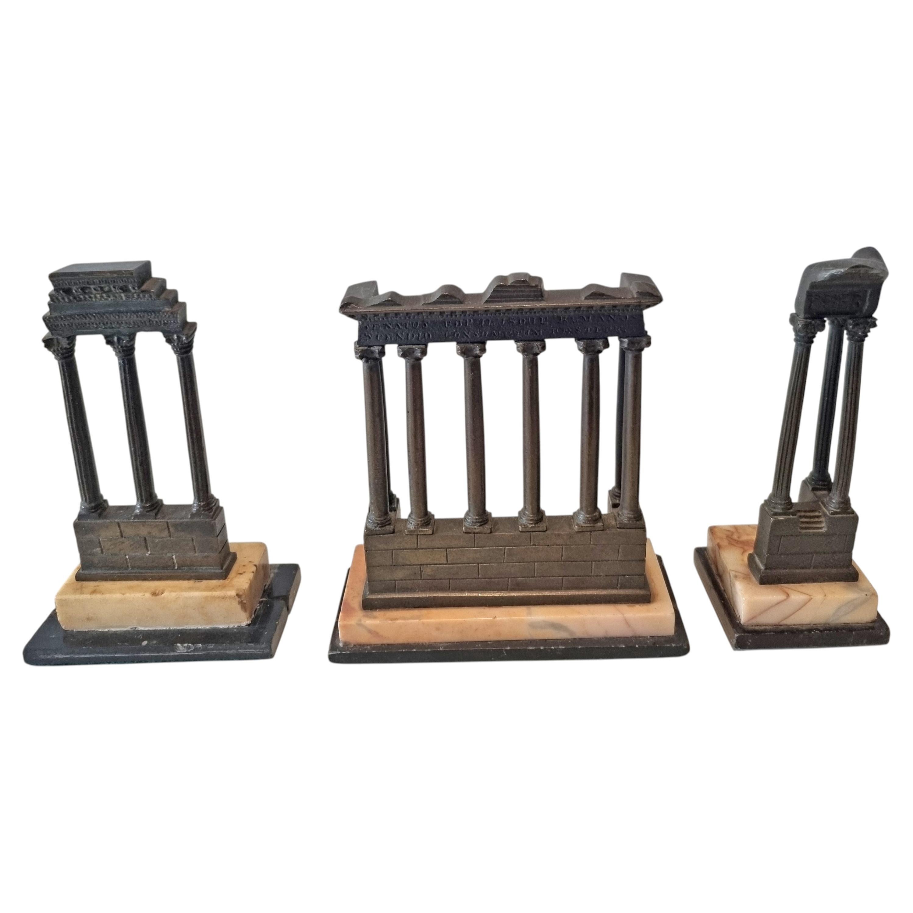 Grand tour italien des temples en ruine de Rome en bronze patiné et en marbre