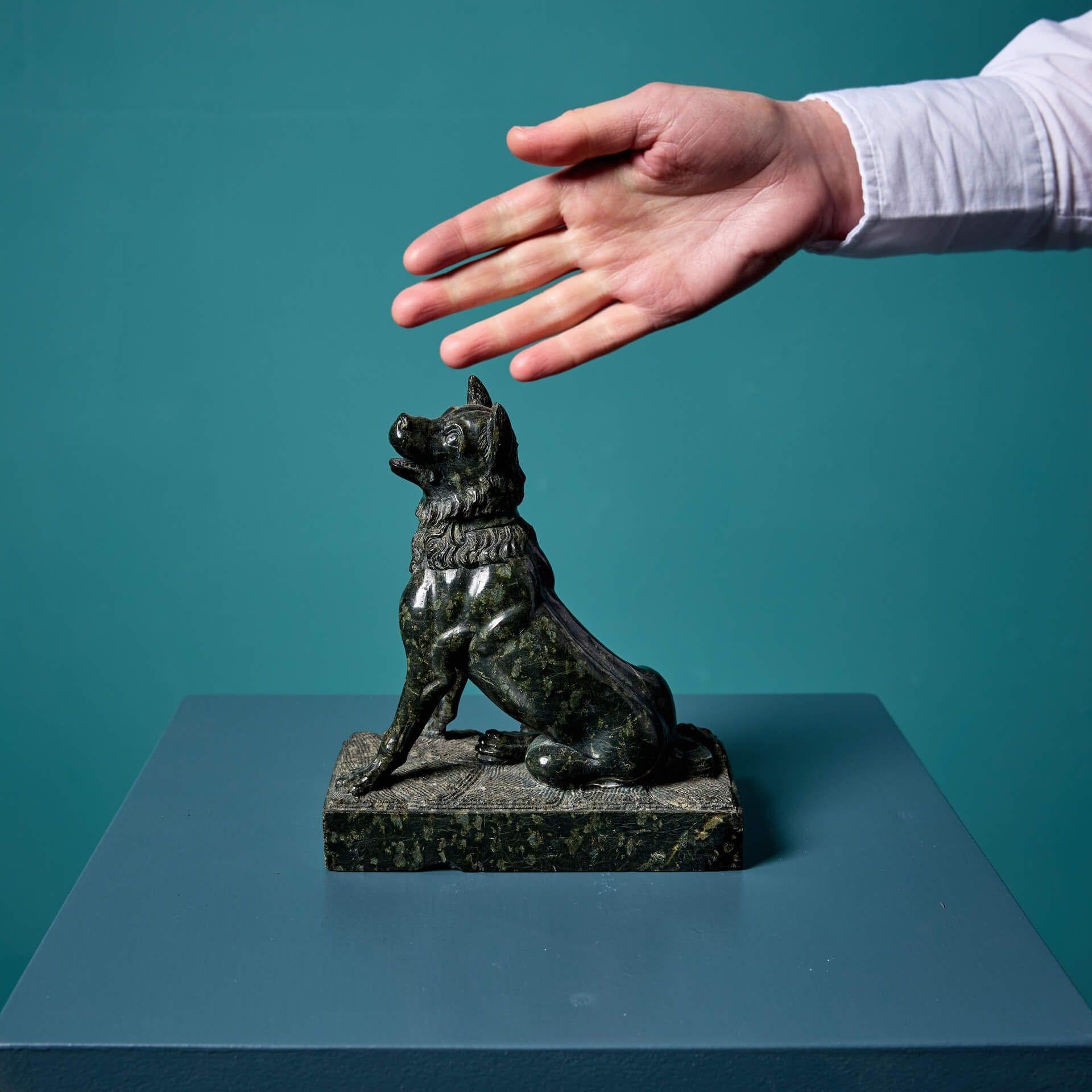Una antigua escultura italiana tallada en serpentina según el Gran Perro de Jennings.





Este perro sentado muestra impresionantes detalles tallados mientras se alza orgulloso sobre su base integral rectangular.





El llamativo estilo neoclásico
