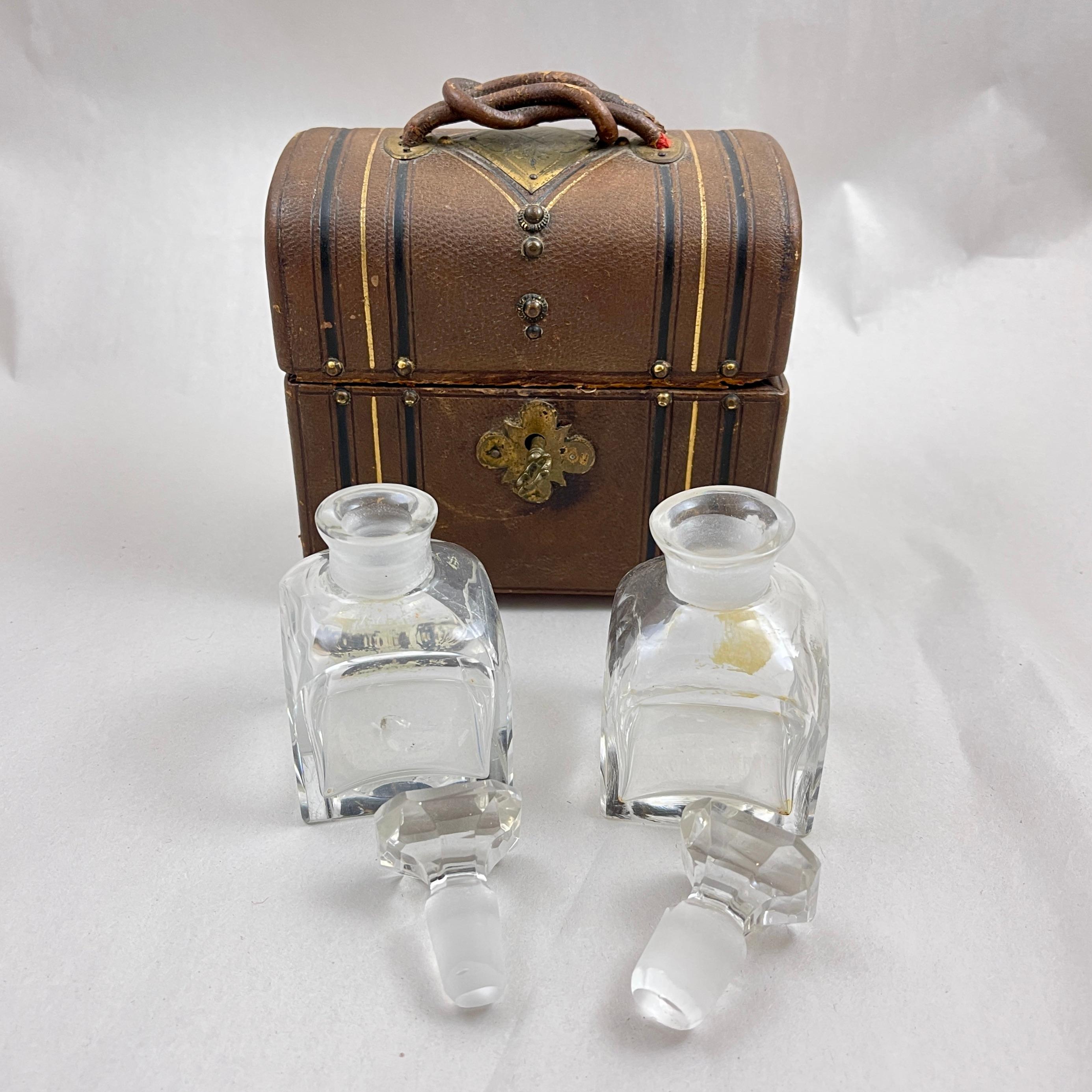 Juego de frascos de esencias de cristal con estuche de cuero Grand Tour en venta 3