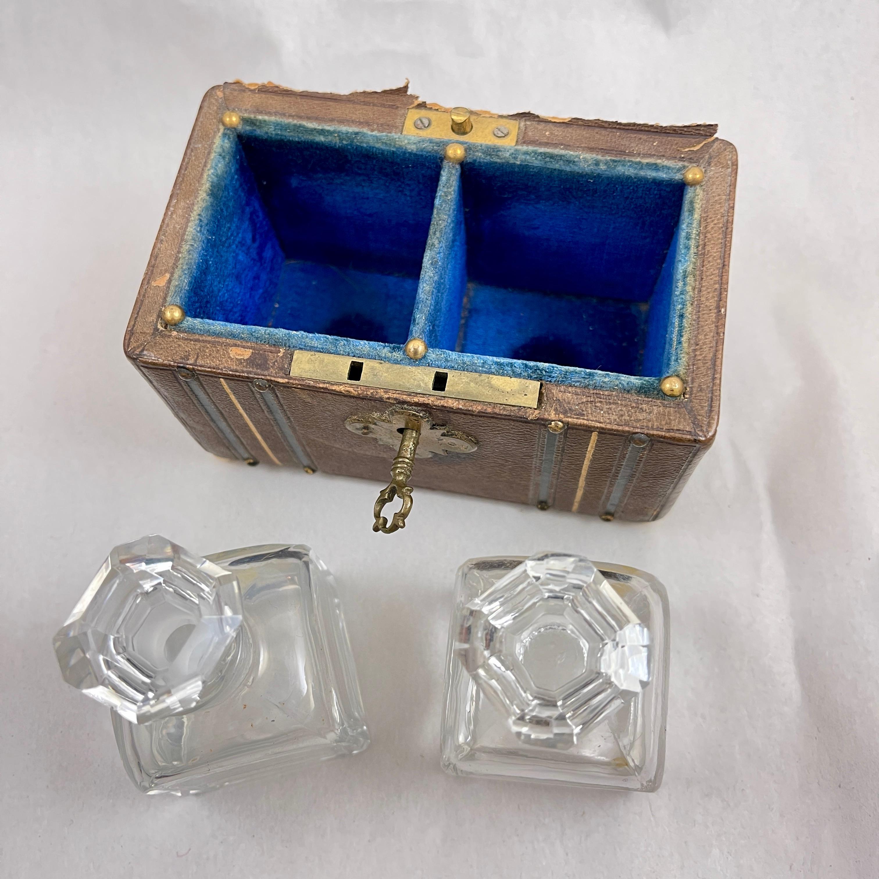 Juego de frascos de esencias de cristal con estuche de cuero Grand Tour en venta 4