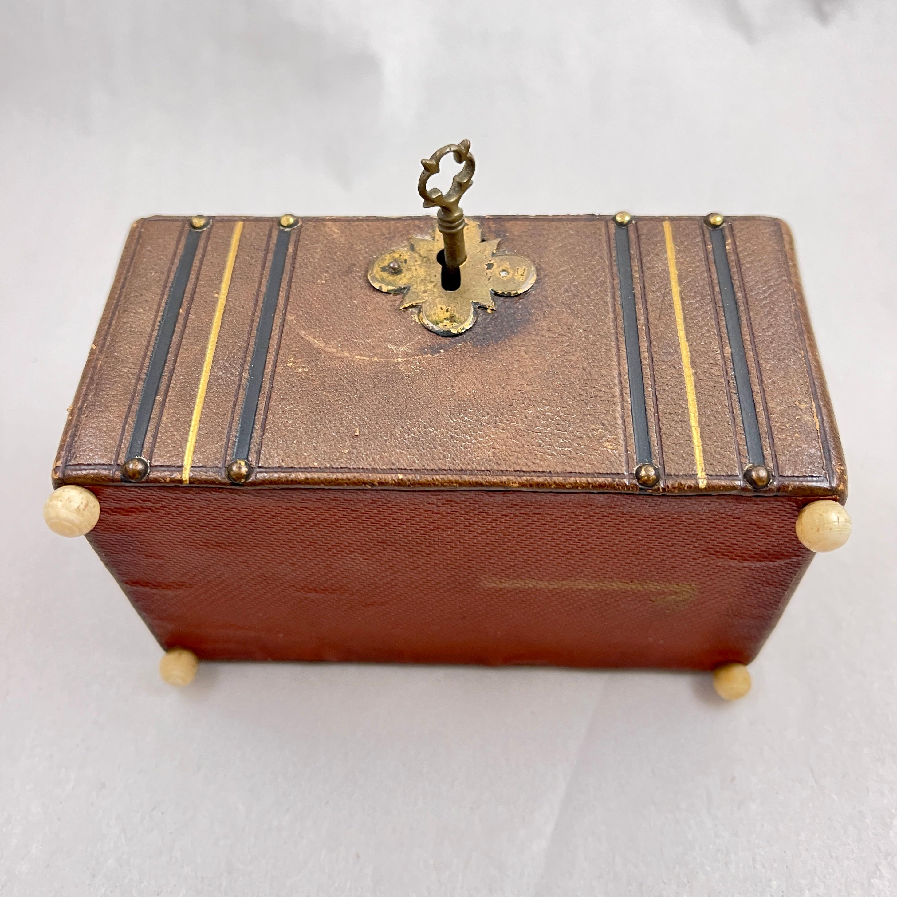Juego de frascos de esencias de cristal con estuche de cuero Grand Tour en venta 5