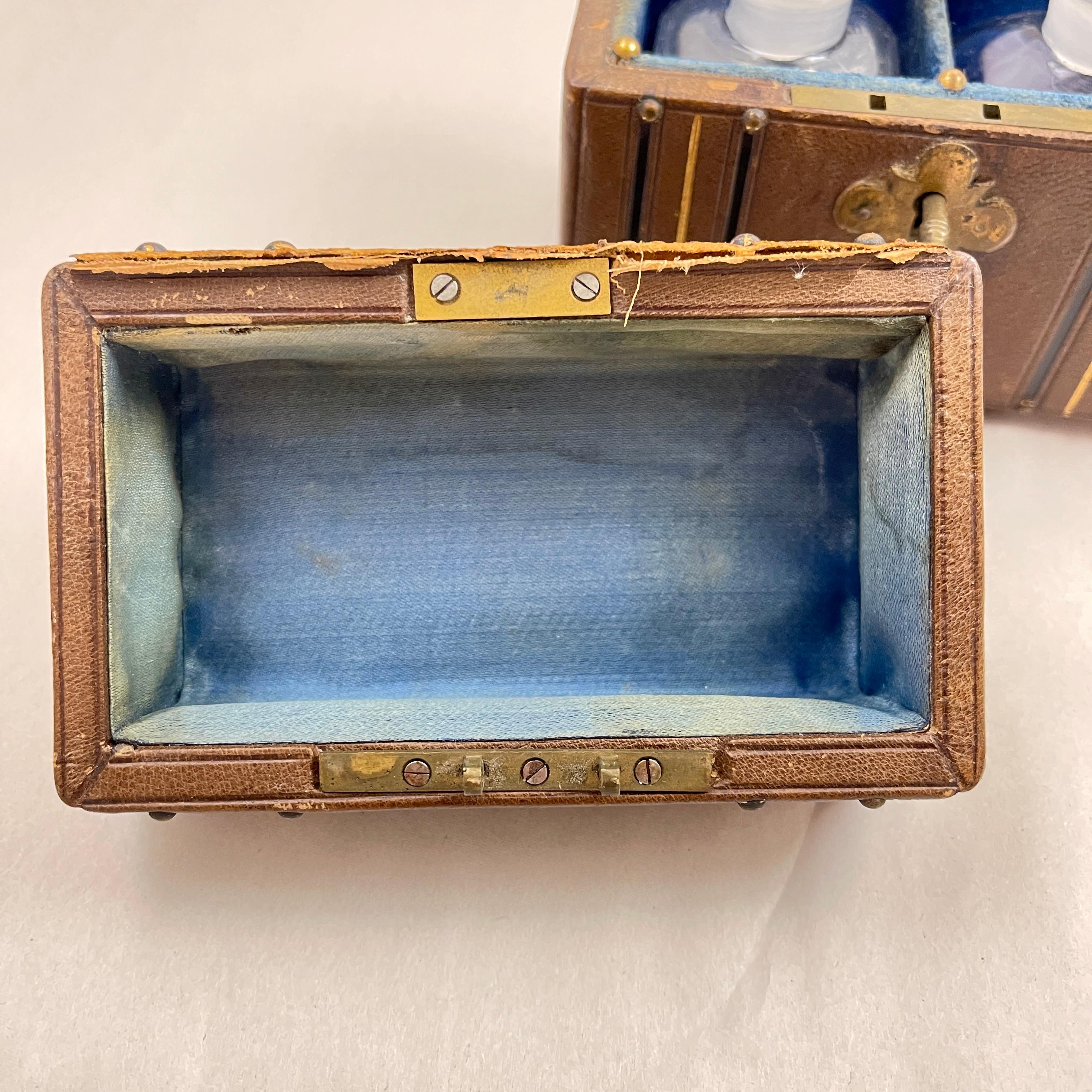Juego de frascos de esencias de cristal con estuche de cuero Grand Tour en venta 6