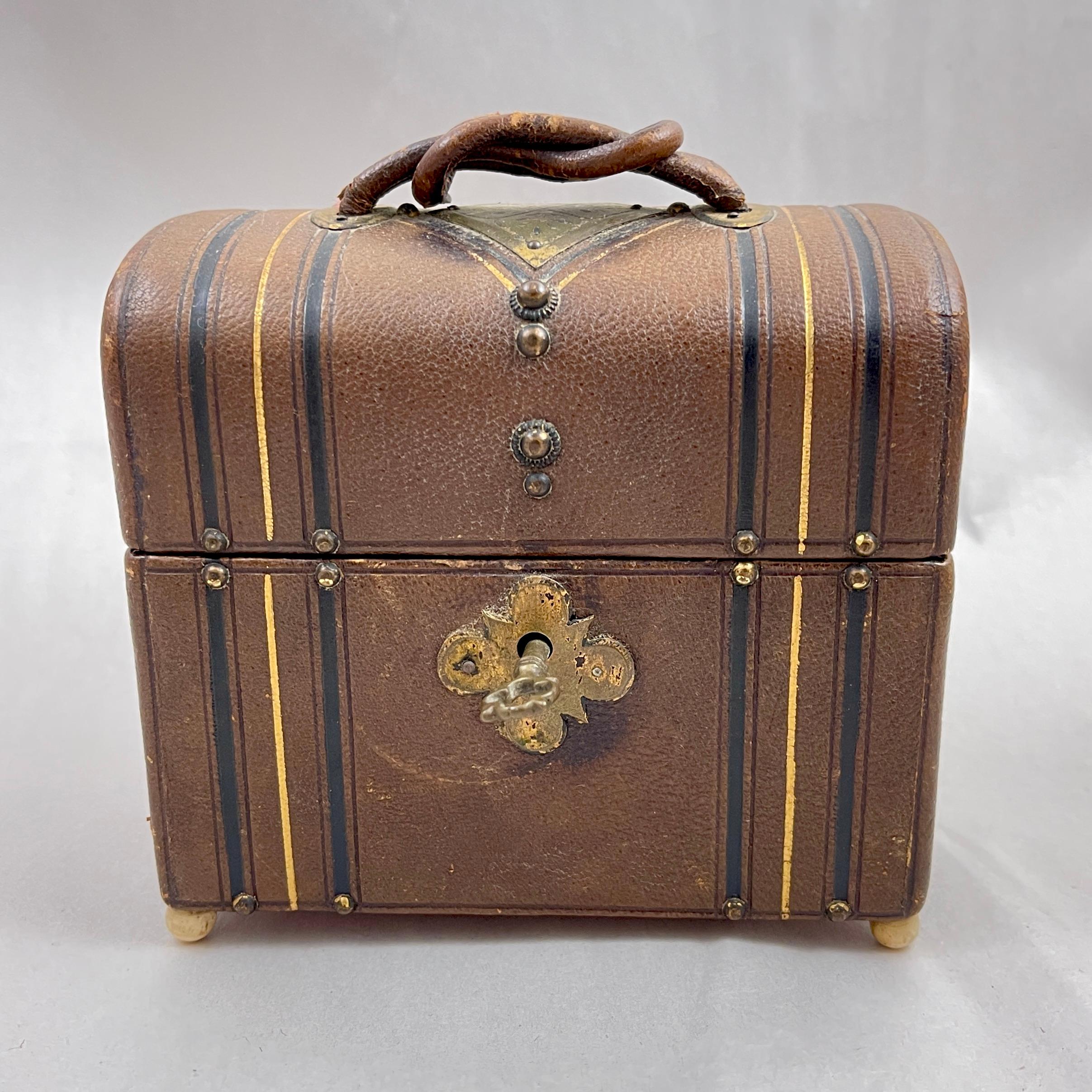 De la época del Grand Tour, conjunto de dos frascos de cristal para perfume en estuche de cuero con llave, hacia principios del siglo XIX.

El Grand Tour fue una costumbre del siglo XVII a principios del XIX de viaje tradicional por Europa, con