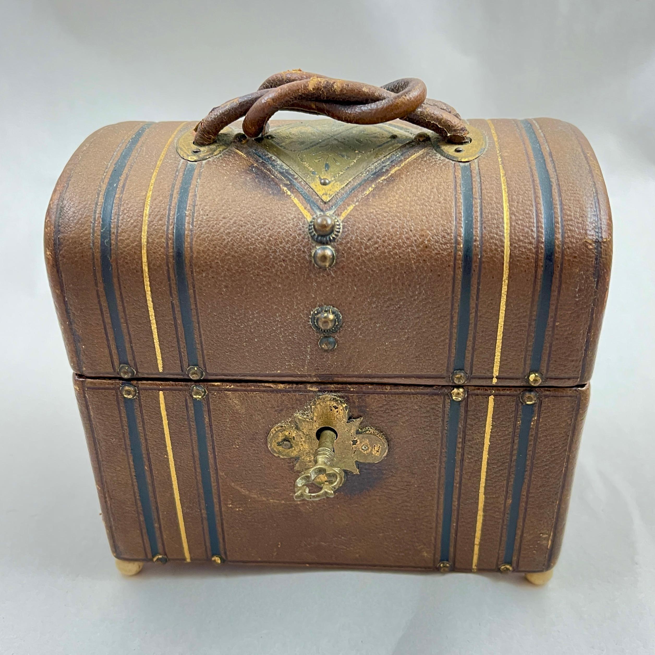 Juego de frascos de esencias de cristal con estuche de cuero Grand Tour Italiano en venta