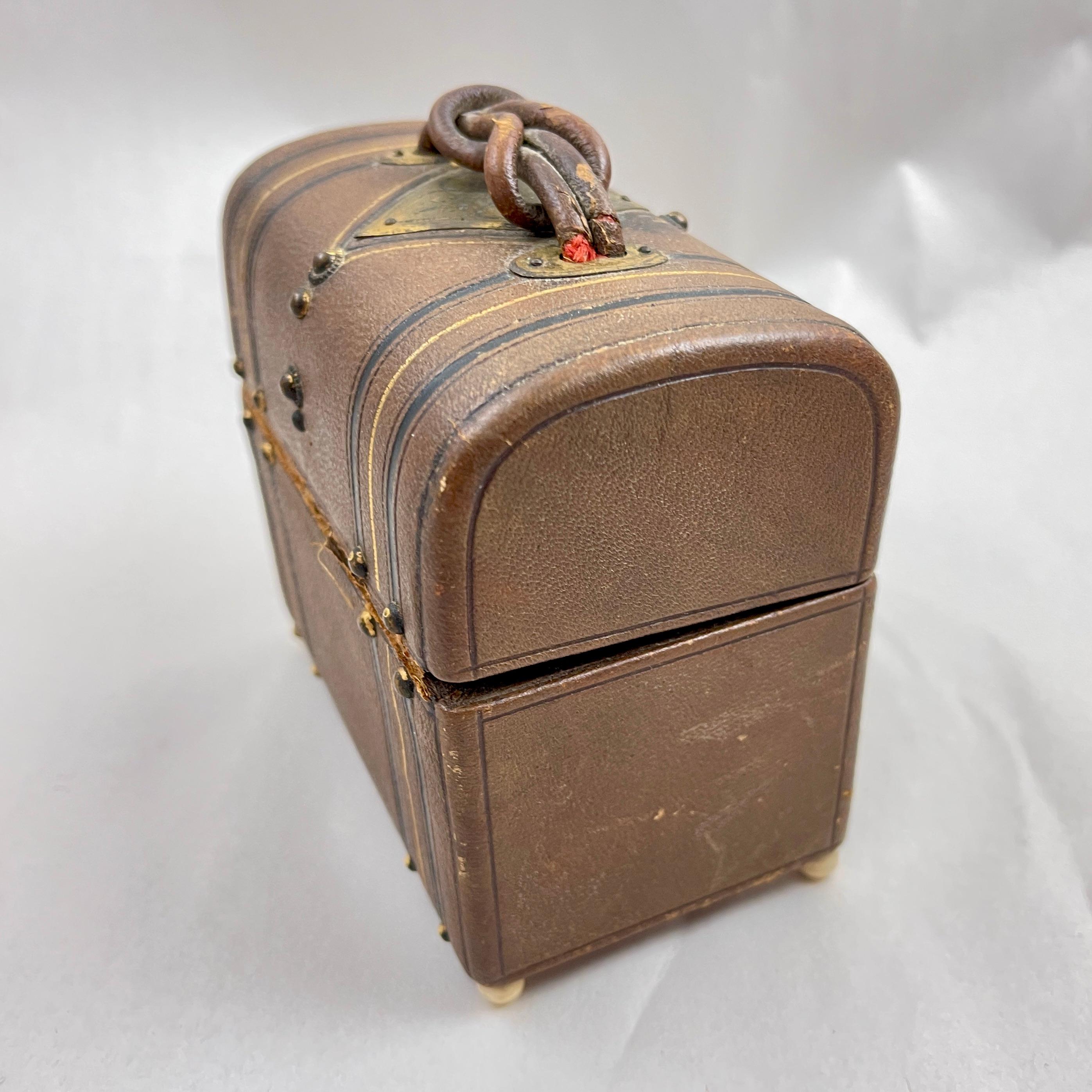 Juego de frascos de esencias de cristal con estuche de cuero Grand Tour en Bueno estado para la venta en Philadelphia, PA