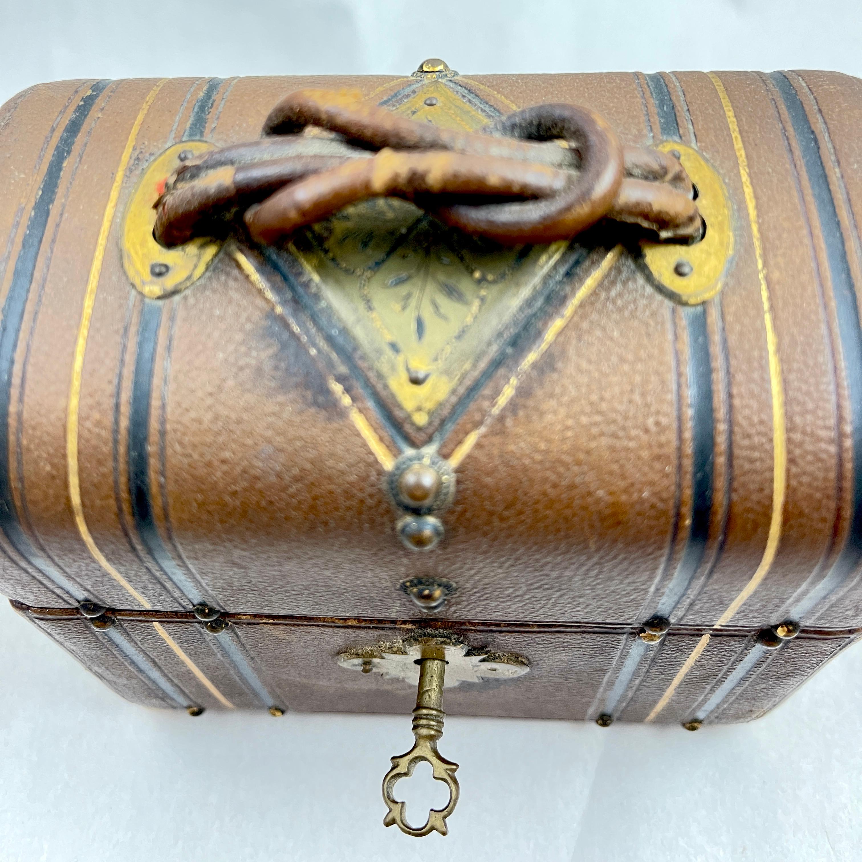 Juego de frascos de esencias de cristal con estuche de cuero Grand Tour siglo XIX en venta