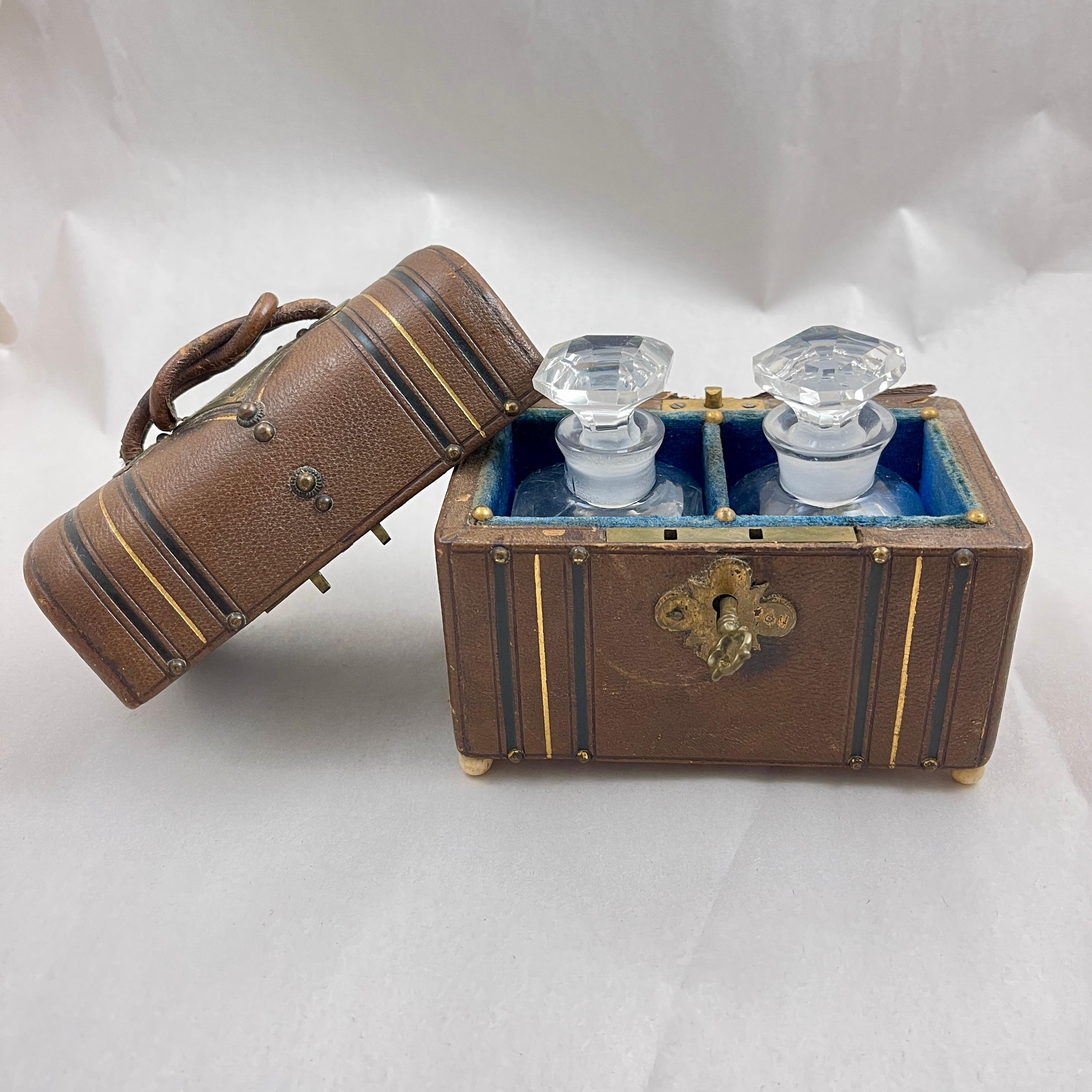 Juego de frascos de esencias de cristal con estuche de cuero Grand Tour Latón en venta