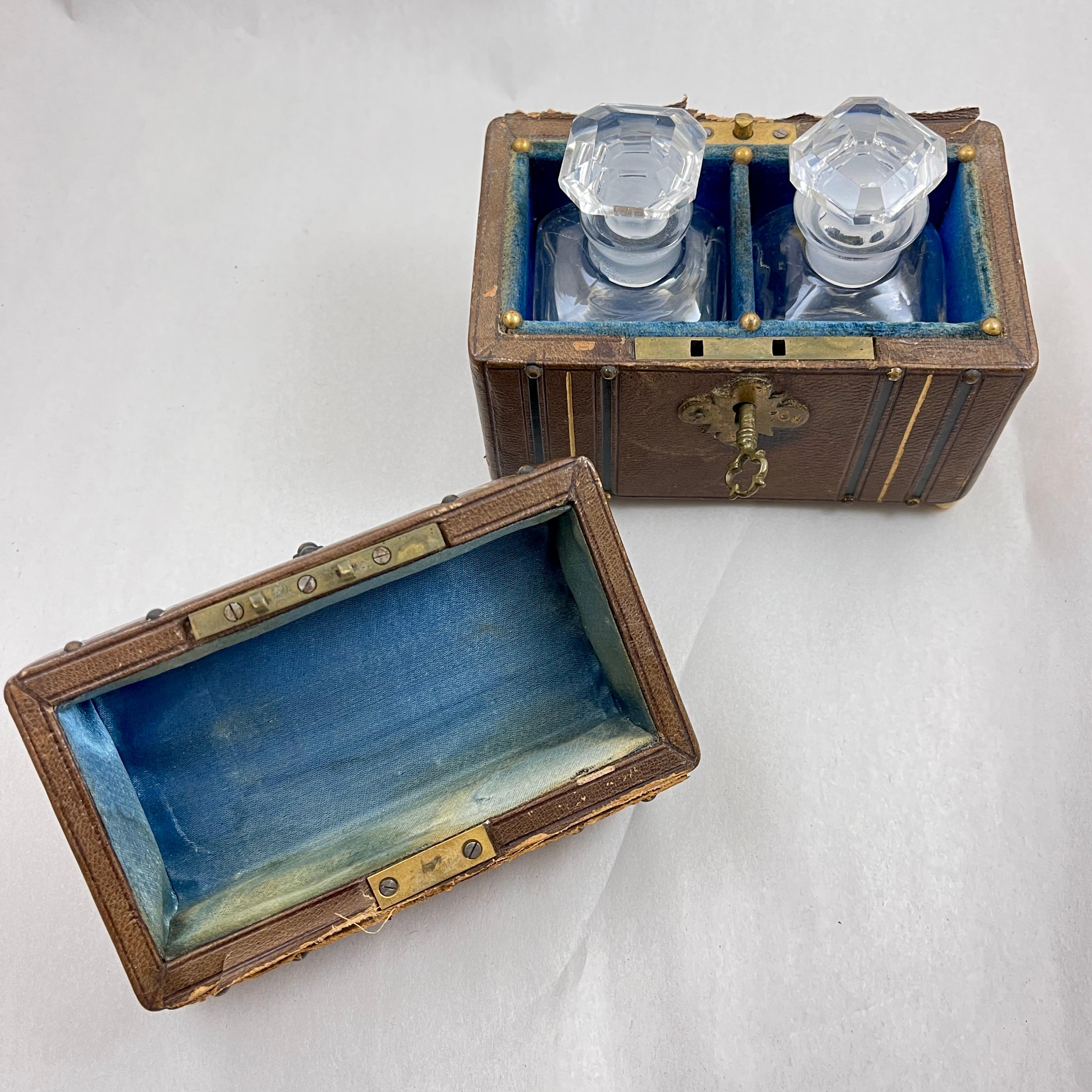 Juego de frascos de esencias de cristal con estuche de cuero Grand Tour en venta 1