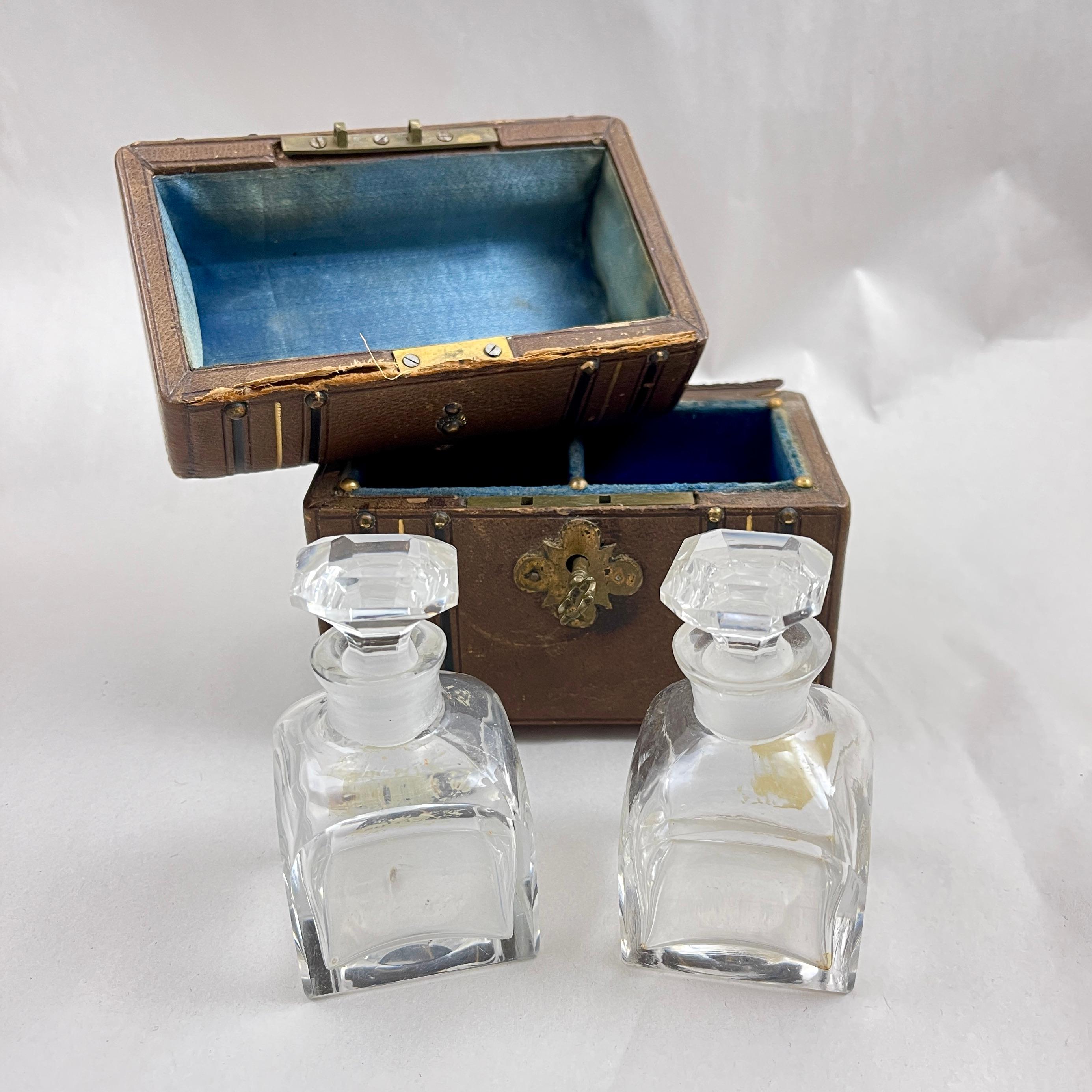 Juego de frascos de esencias de cristal con estuche de cuero Grand Tour en venta 2