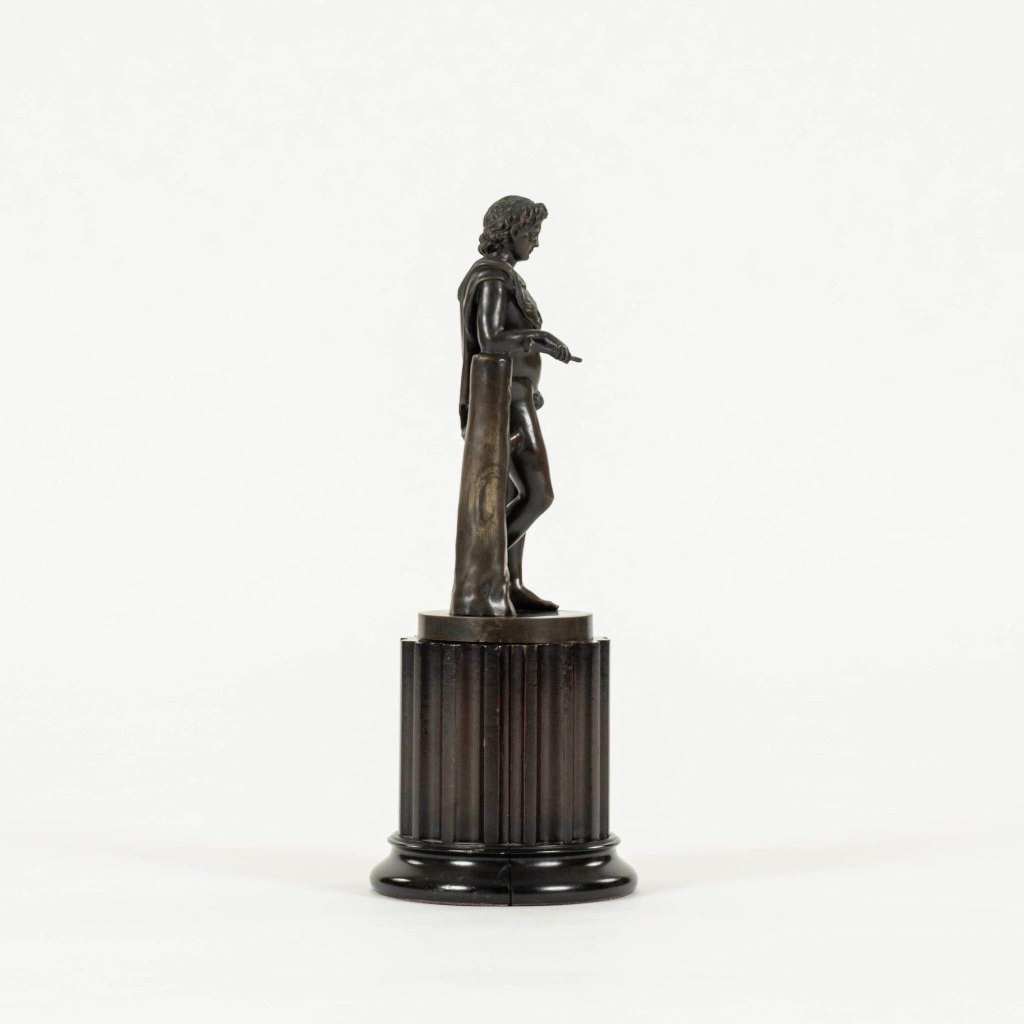 Sculpture de nu masculin en bronze du début du 20e siècle sur un socle en bois.