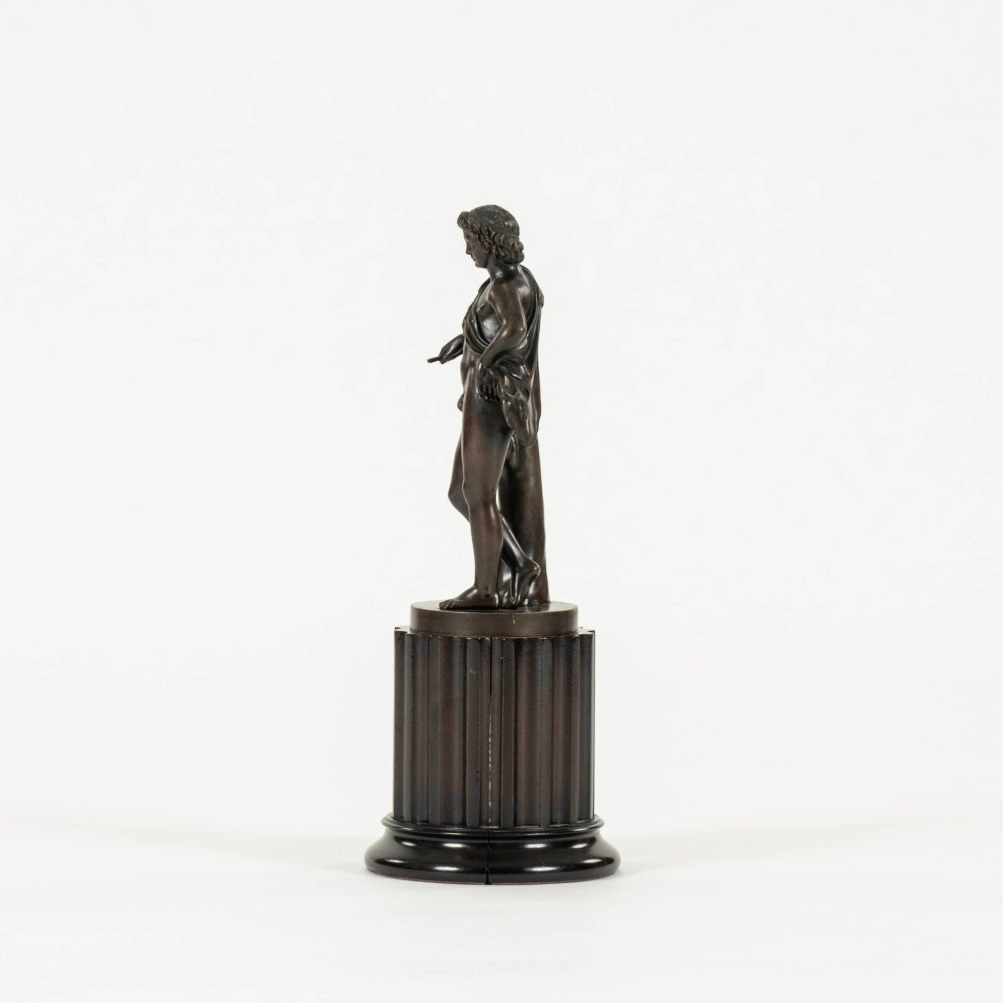 Ébénisé Sculpture en bronze Grand Tour Homme nu en vente