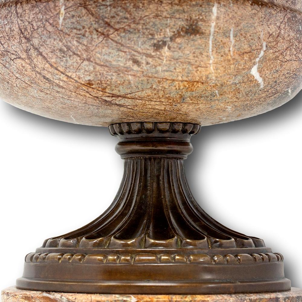 Grand Tour Marmor und Bronze Tazza Urnenaufsatz im Angebot 4