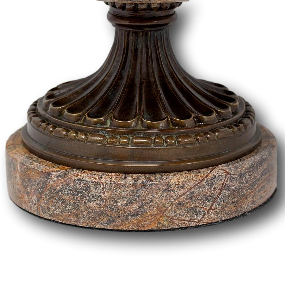 Grand Tour Marmor und Bronze Tazza Urnenaufsatz im Angebot 5