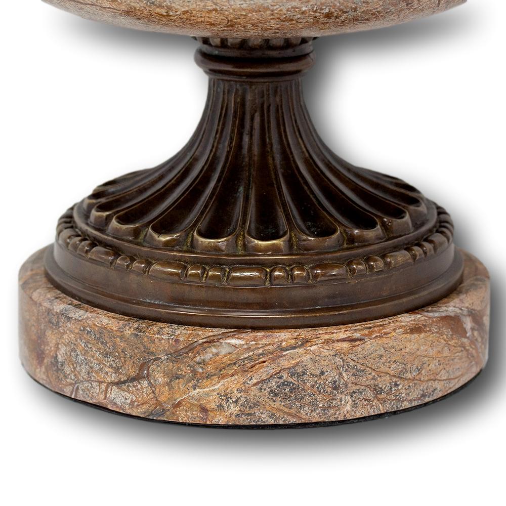 Grand Tour Marmor und Bronze Tazza Urnenaufsatz im Angebot 7