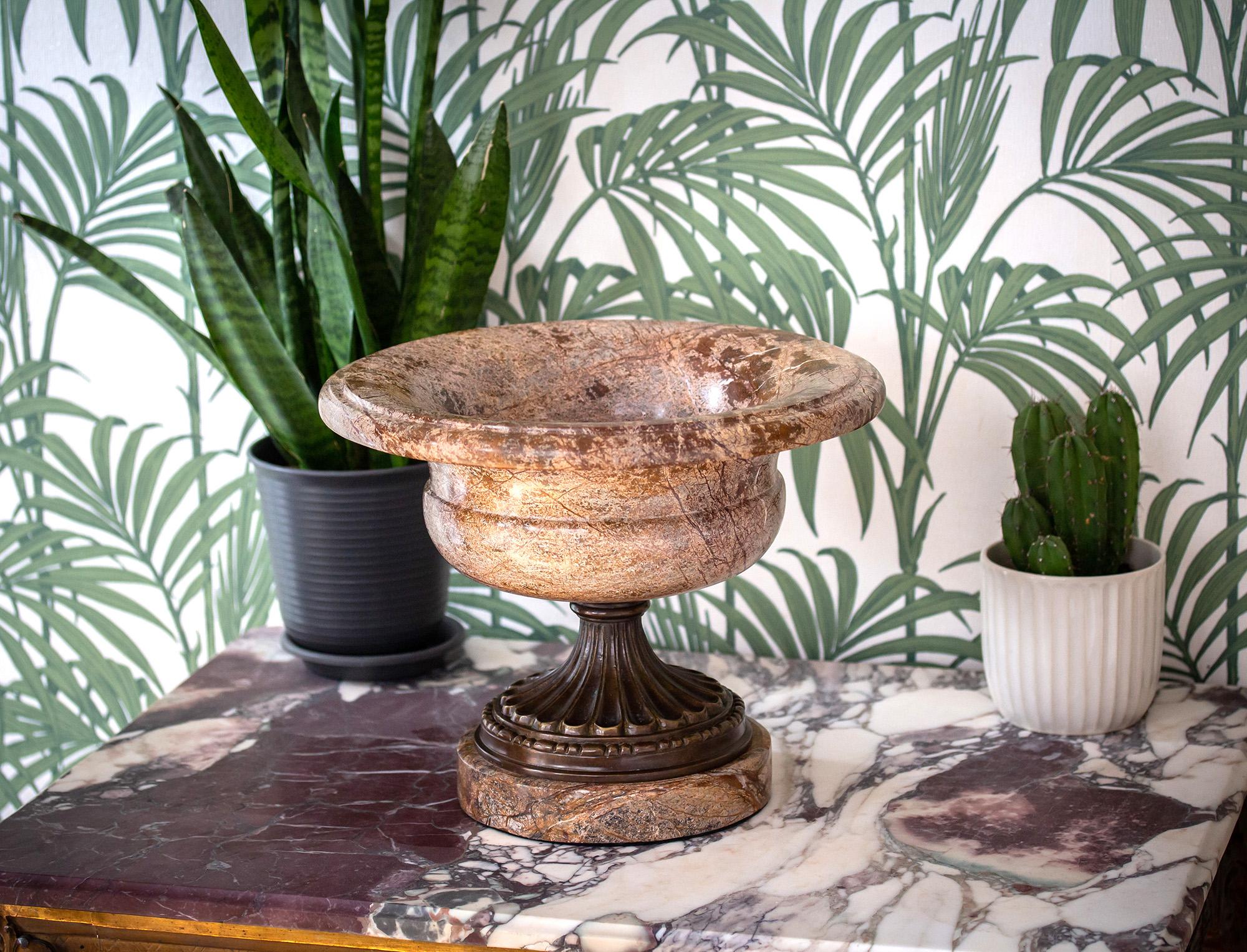 Vorbau aus Bronzeguss

Aus unserer dekorativen Kollektion bieten wir Ihnen diese Grand Tour Sarrancolin Tazza Urne aus Marmor an. Die Grand Tour Tazza Urne von typischer Form aus Sarrancolin-Marmor und Bronze. Die Schale der Tazza-Urne mit einem