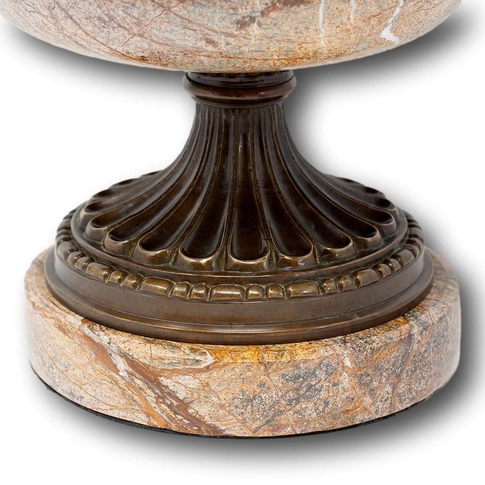 Grand Tour Marmor und Bronze Tazza Urnenaufsatz im Angebot 2