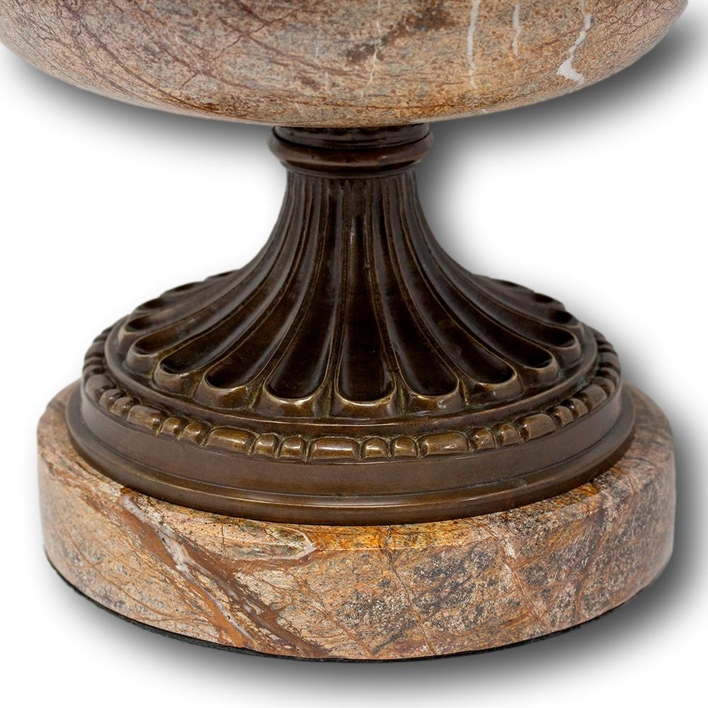 Grand Tour Marmor und Bronze Tazza Urnenaufsatz im Angebot 3