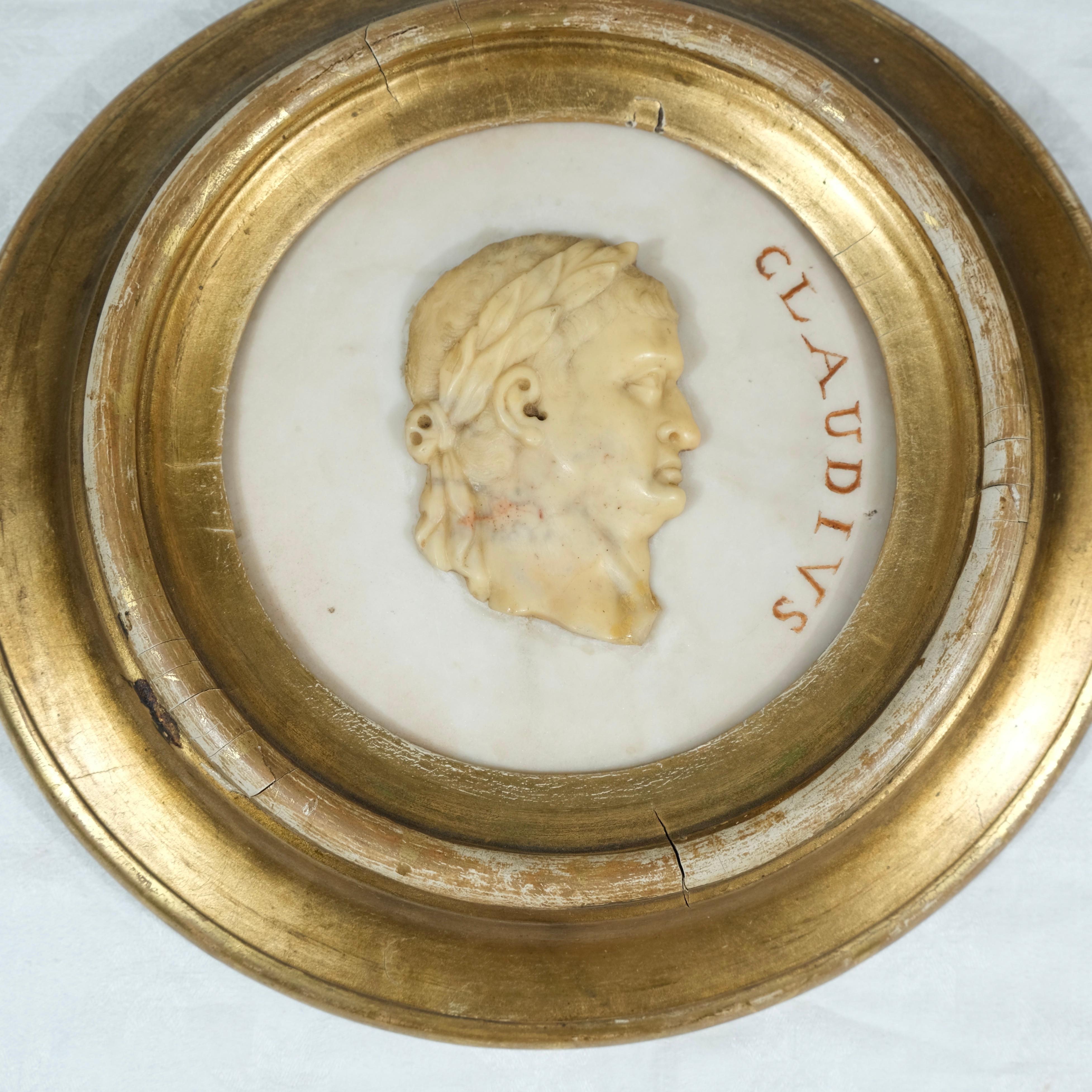 Medallón de mármol en relieve que representa a Claudio, principios del s. XIX Italiano en venta