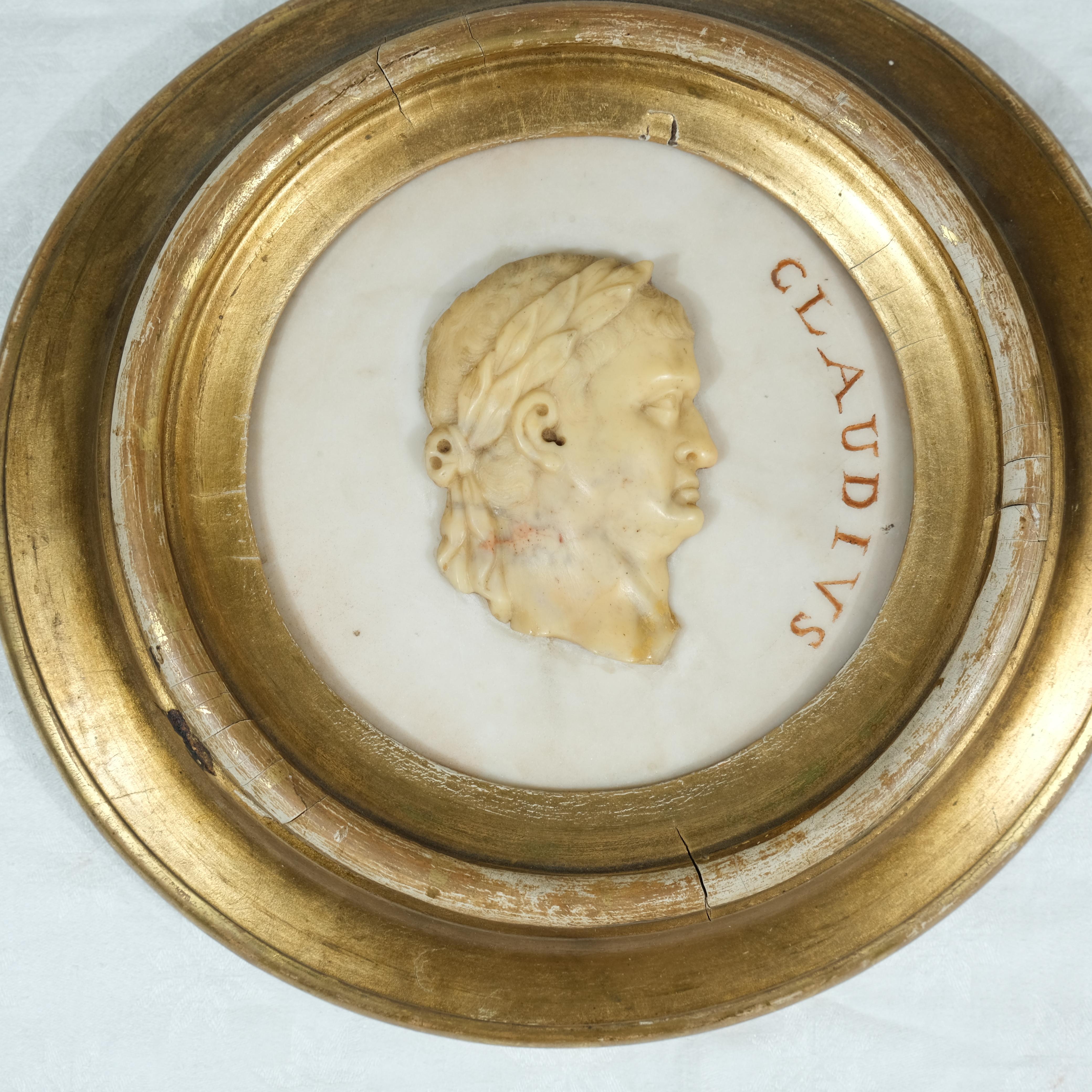 Medallón de mármol en relieve que representa a Claudio, principios del s. XIX en Bueno estado para la venta en Stockholm, SE