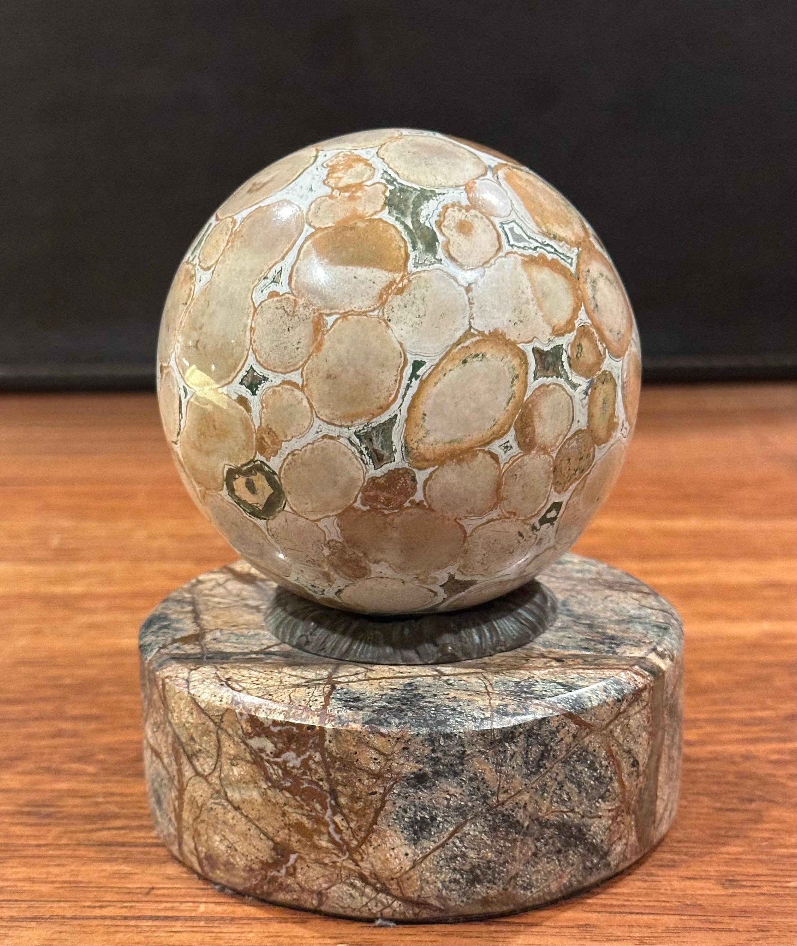 Presse-papiers Grand Tour Orbe en marbre sur base ronde par Theodore Alexander en vente 3