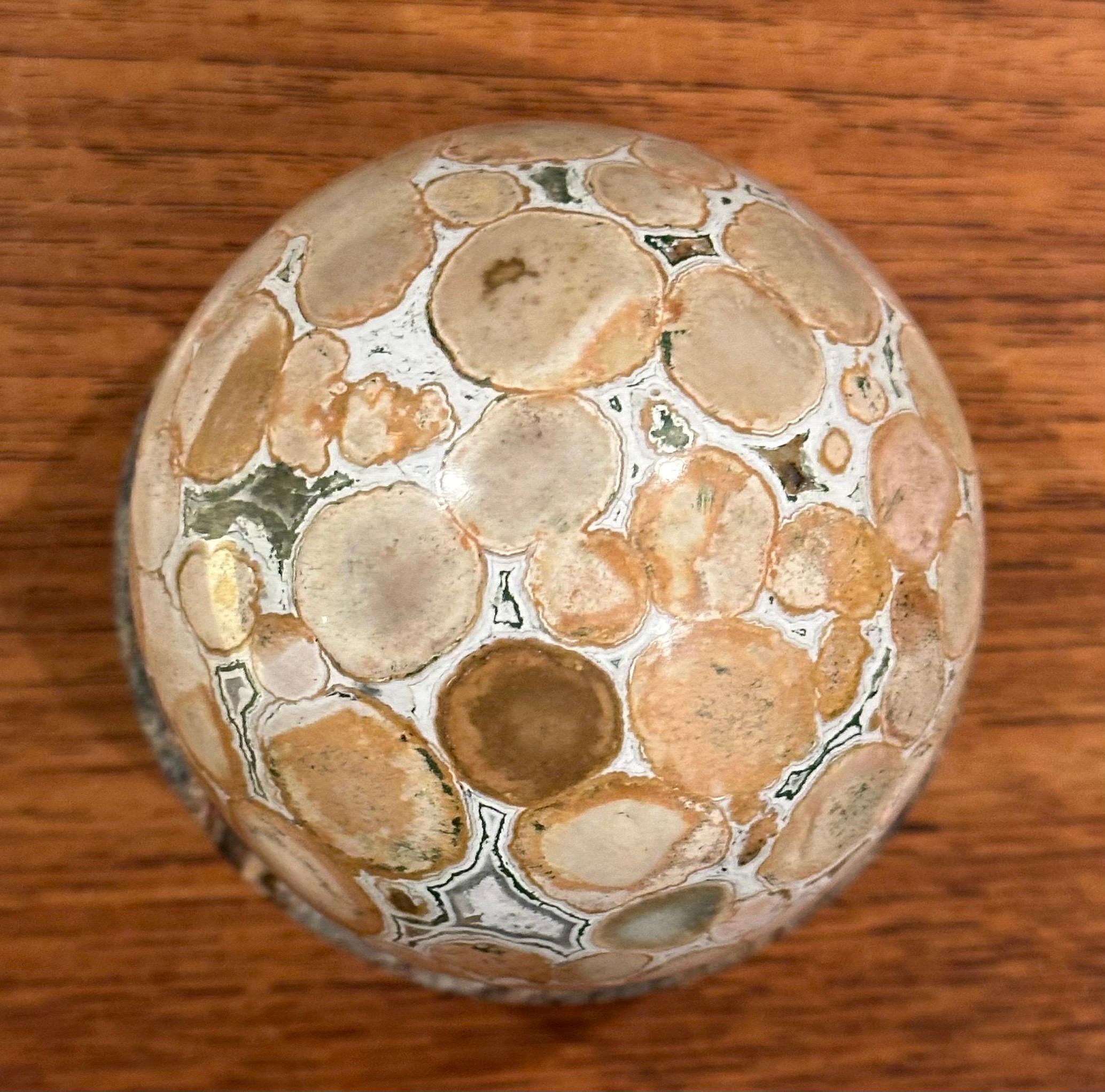 Presse-papiers Grand Tour Orbe en marbre sur base ronde par Theodore Alexander en vente 4