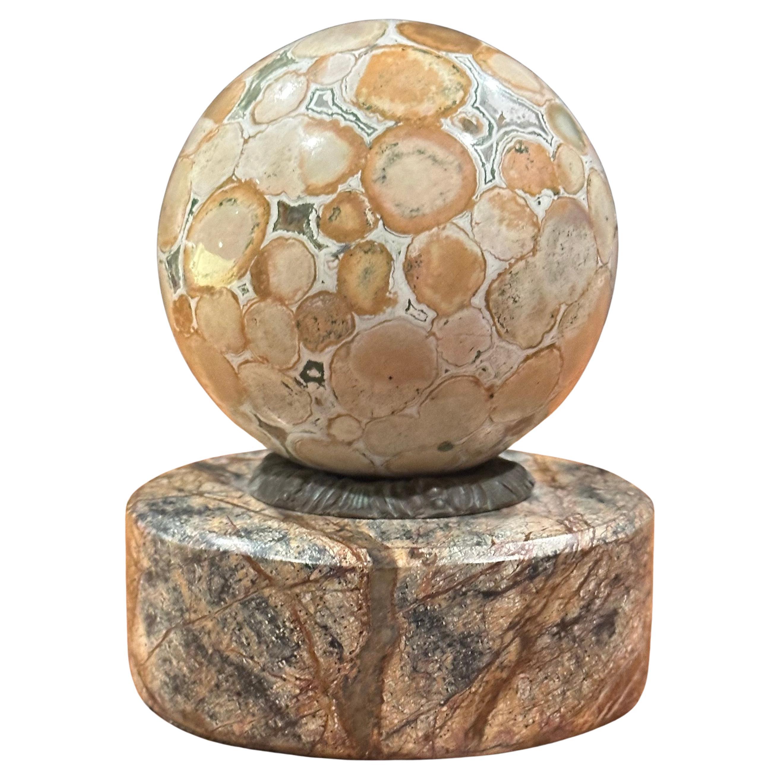 Presse-papiers Grand Tour Orbe en marbre sur base ronde par Theodore Alexander en vente 7