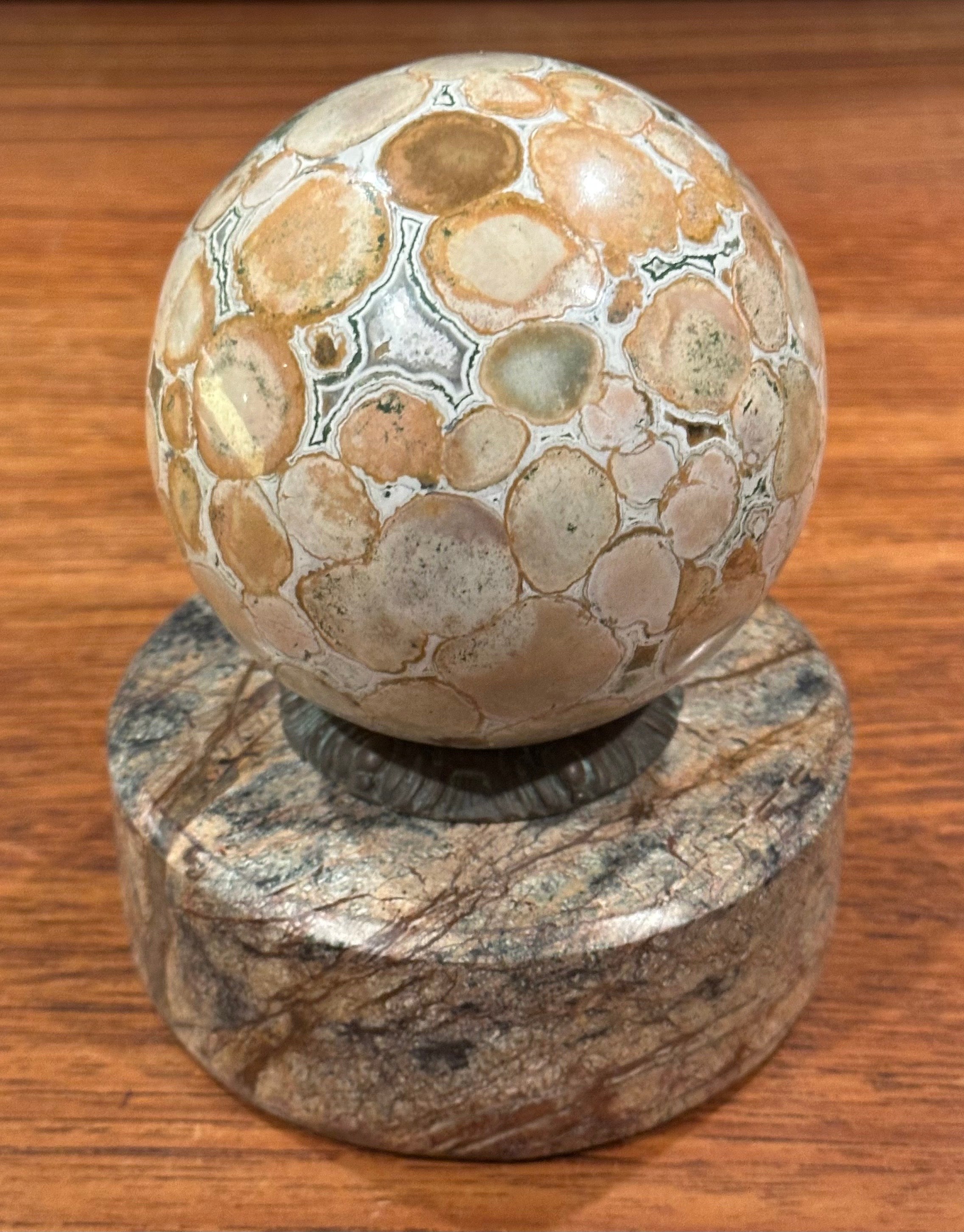 Organique Presse-papiers Grand Tour Orbe en marbre sur base ronde par Theodore Alexander en vente